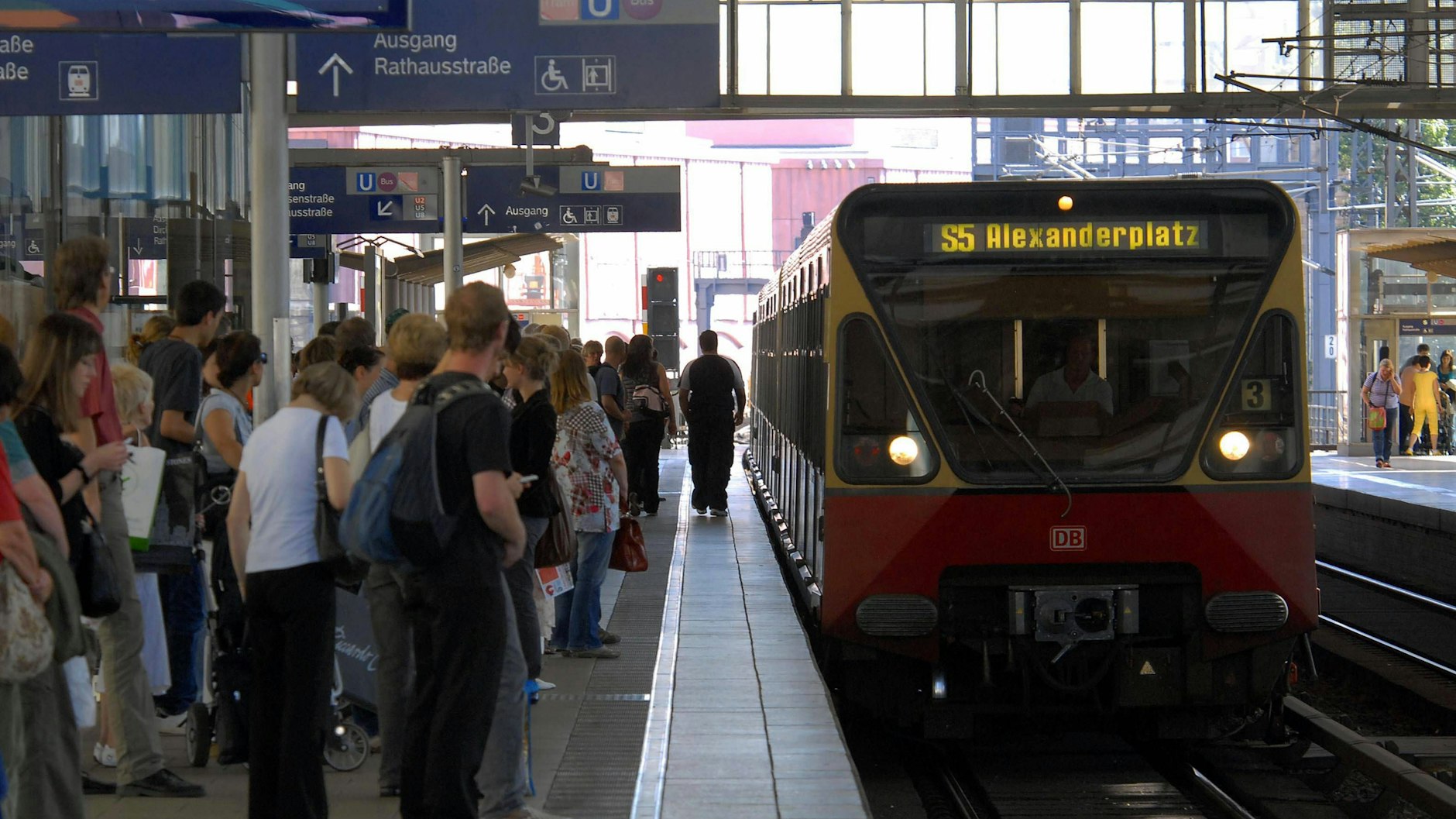 Wegen einer Gleiserneuerung fahren die S-Bahnen zwischen Alexanderplatz und Ostbahnhof jetzt bis mindestens Sonntag nicht.