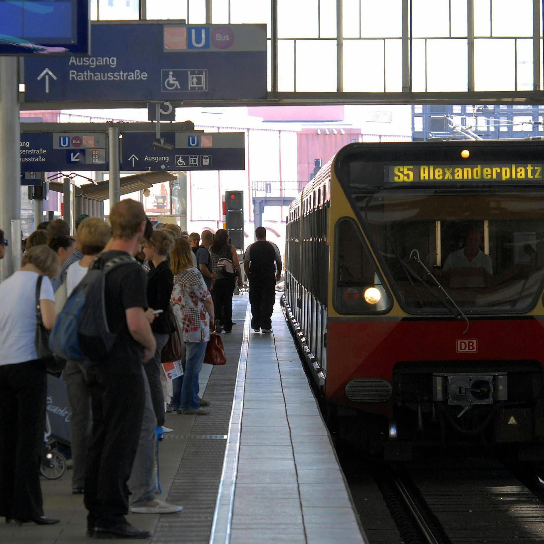 Image - Wichtige S-Bahnstrecke gesperrt – Das Herumwerkeln dauert noch länger!