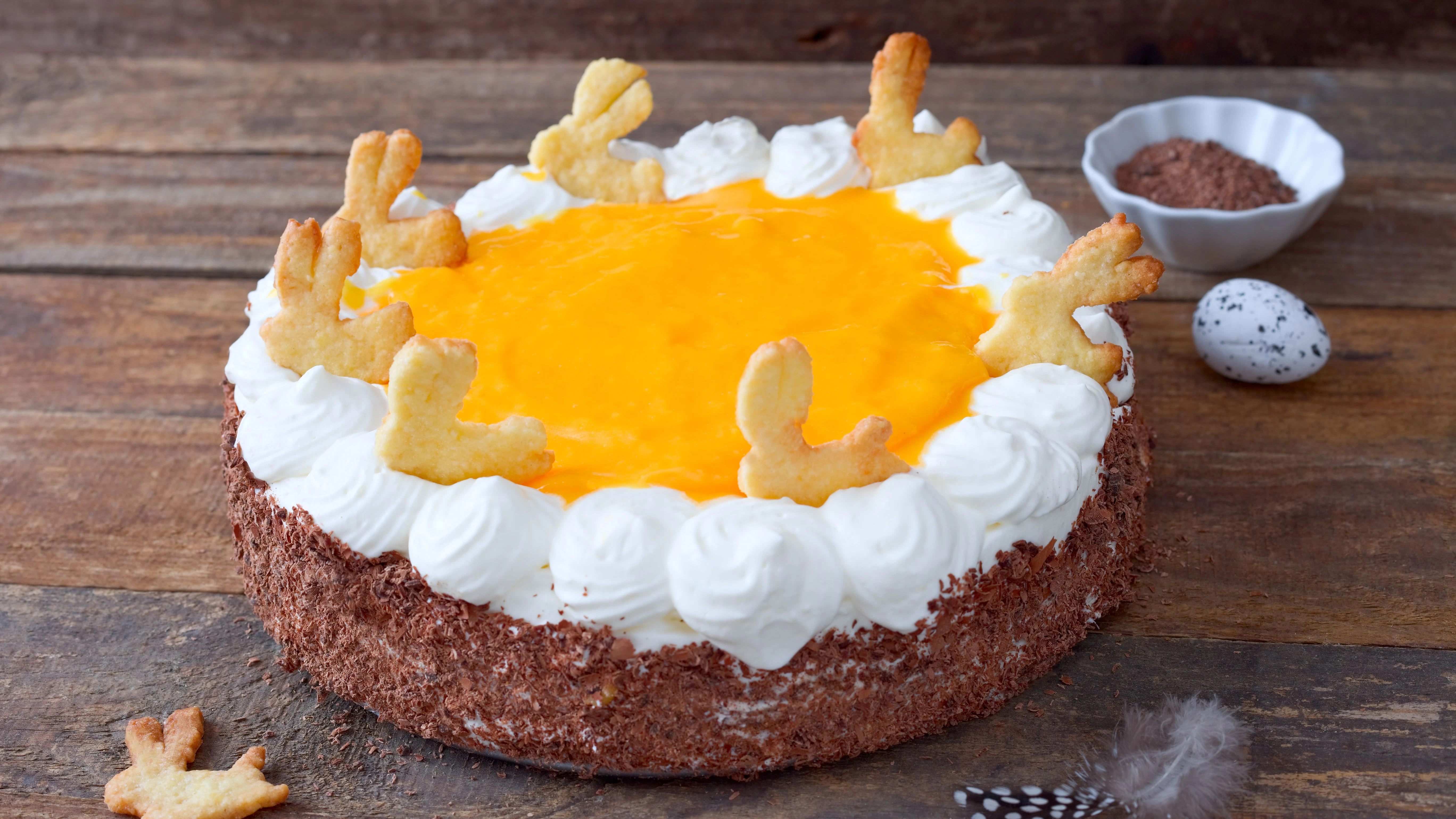 Bei der Verzierung Ihrer Eierlikör-Torte können Sie Ihrer Fantasie freien Lauf lassen. Für die Oster-Kaffeetafel sind solche Häschen auf jeden Fall passend.