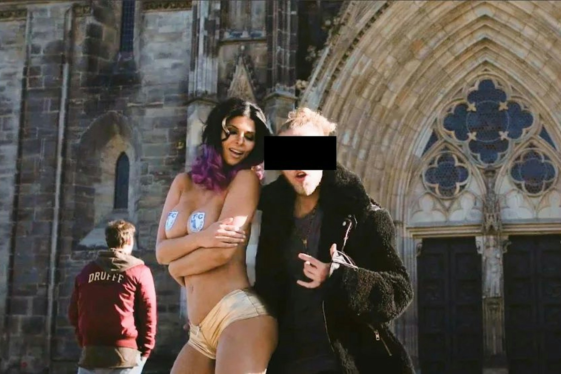 Vito H. mit Micaela Schäfer im  YouTube-Video „NullDreiNeunEins“ vor dem Magdeburger Dom.