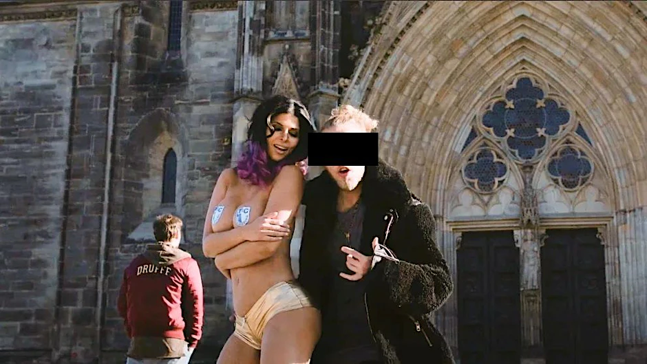Vito H. mit Micaela Schäfer im  YouTube-Video „NullDreiNeunEins“ vor dem Magdeburger Dom.