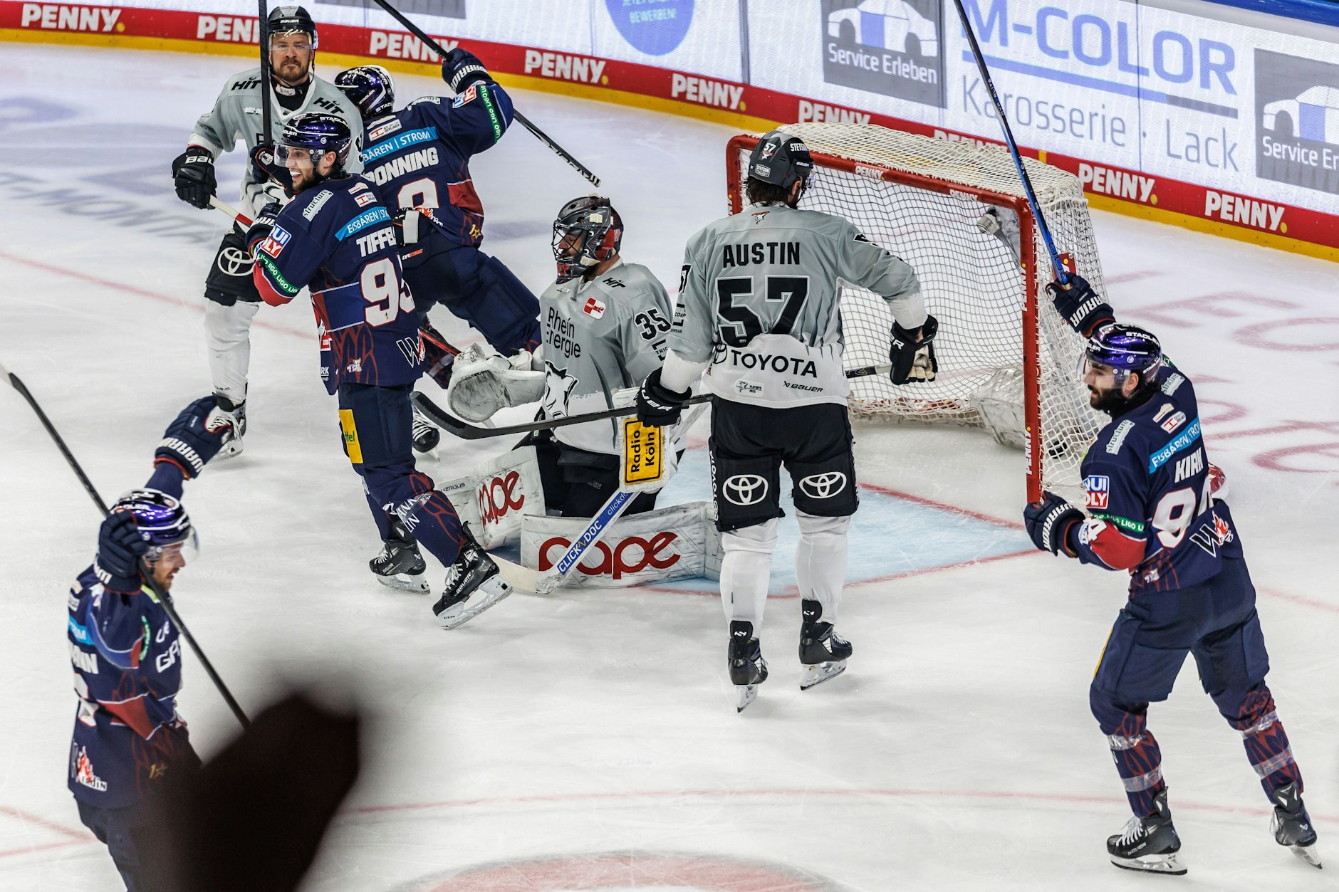 Jubel bei den Eisbären. Kai Wissmann (l) hat zum 3:1 getroffen.