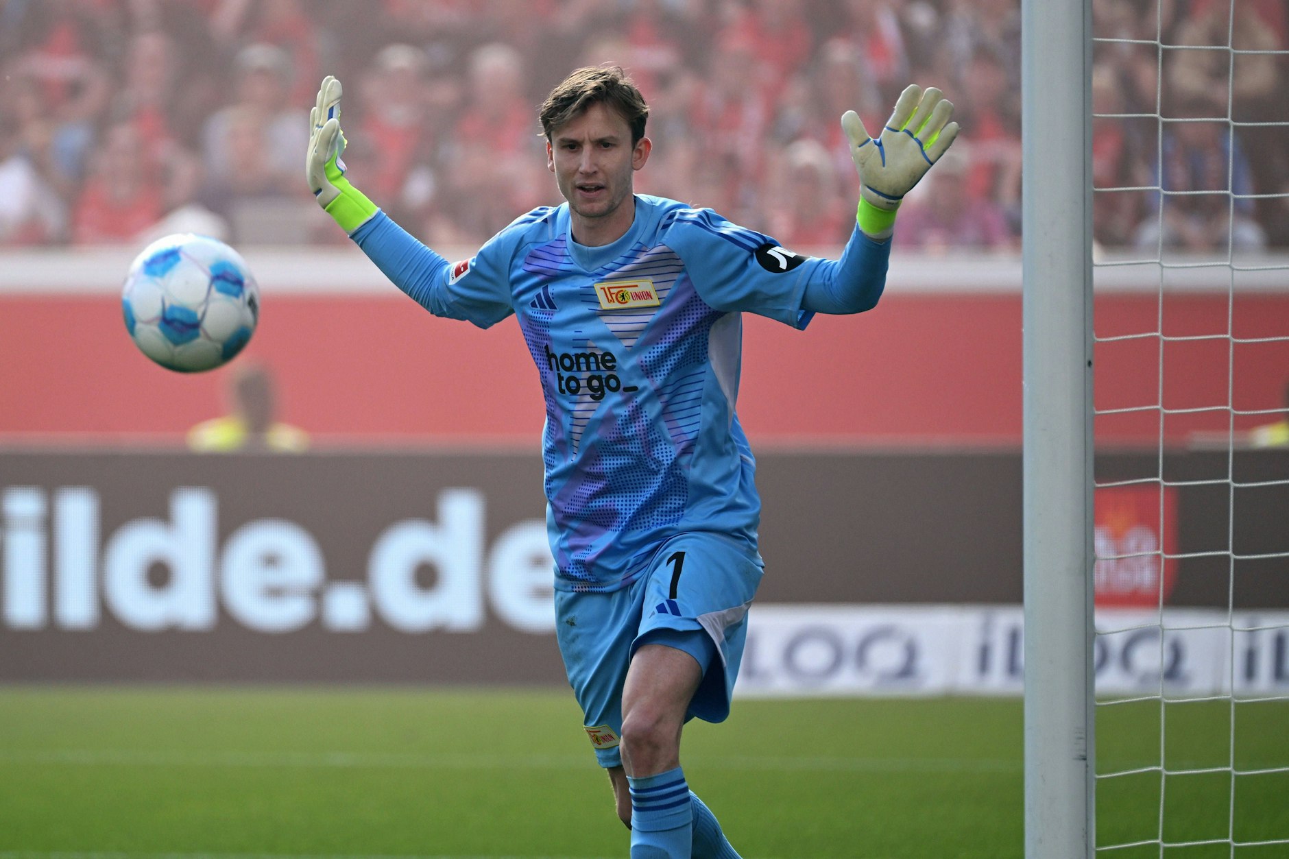 Und wieder geht der Ball am Tor vorbei: Frederik Rönnow hielt seinen Kasten in den Spielen gegen Wolfsburg und Leverkusen sauber.