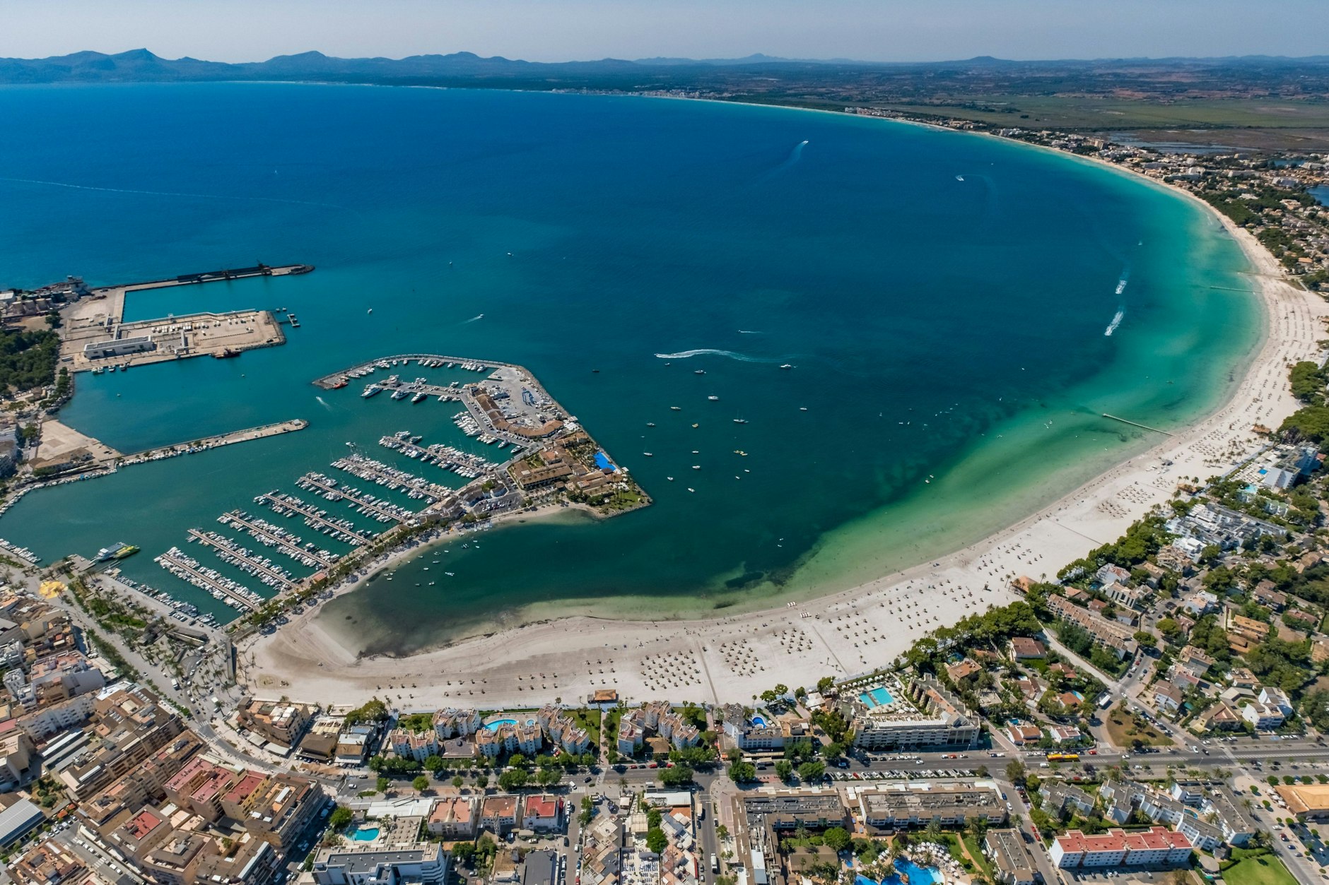 Massenschlägerei in Urlaubsort auf Mallorca: Medienberichten zufolge gingen 200 Schüler bei Klassenfahrt aufeinander los. (Symbolfoto: Port d Alcudia)