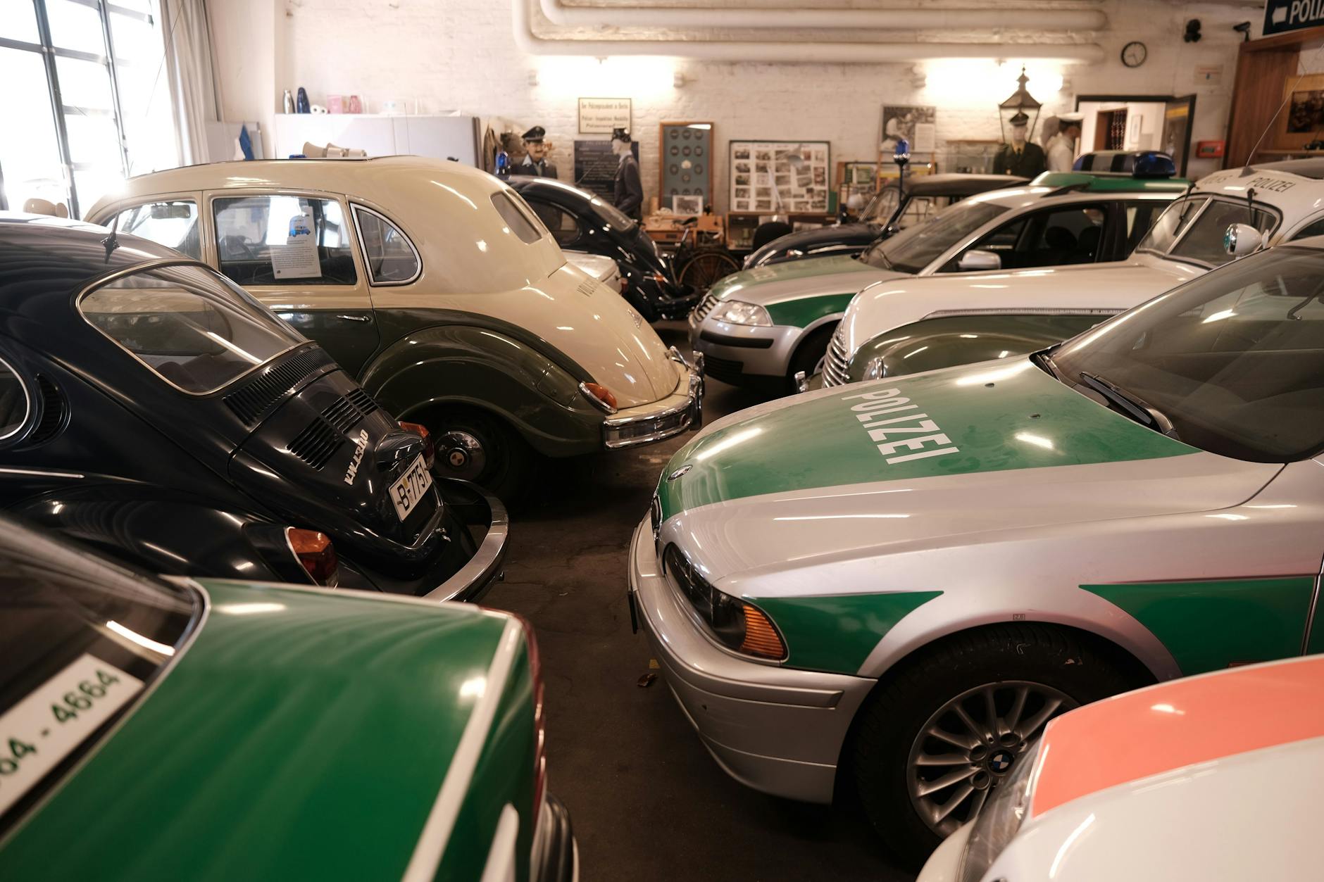 In den Garagen an der Eiswaldtstraße stehen zahlreiche Fahrzeuge, die früher von der West- und der Ost-Berliner Polizei genutzt wurden. Jedes erzählt eine eigene Geschichte.