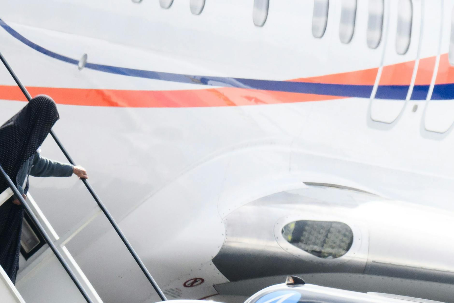 Eine Frau steigt aus einem Charterflug aus Islamabad.