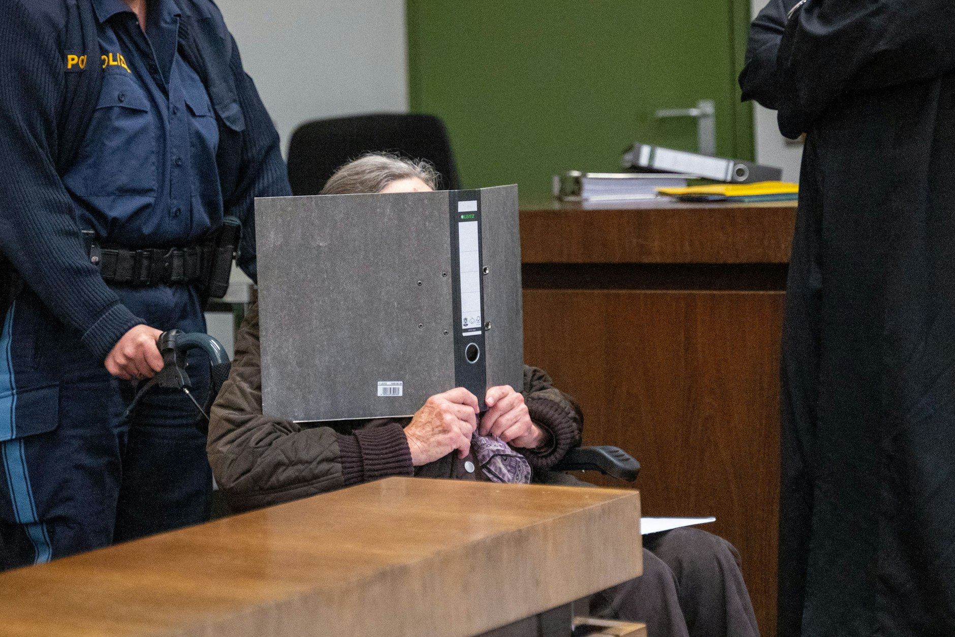 Die 90-jährige Angeklagte kommt im Rollstuhl zu ihrem Prozess im Landgericht München. Die alte Frau ist in Untersuchungshaft.