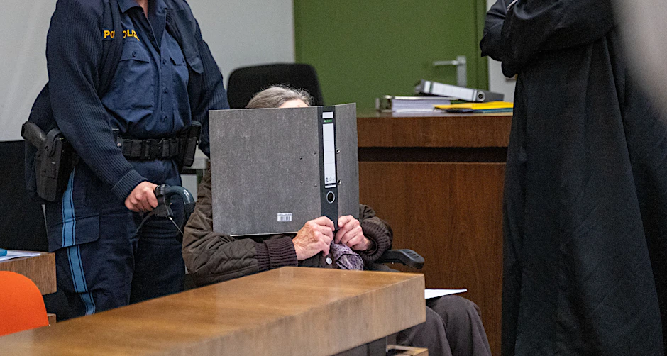 Die 90-jährige Angeklagte kommt im Rollstuhl zu ihrem Prozess im Landgericht München. Die alte Frau ist in Untersuchungshaft.