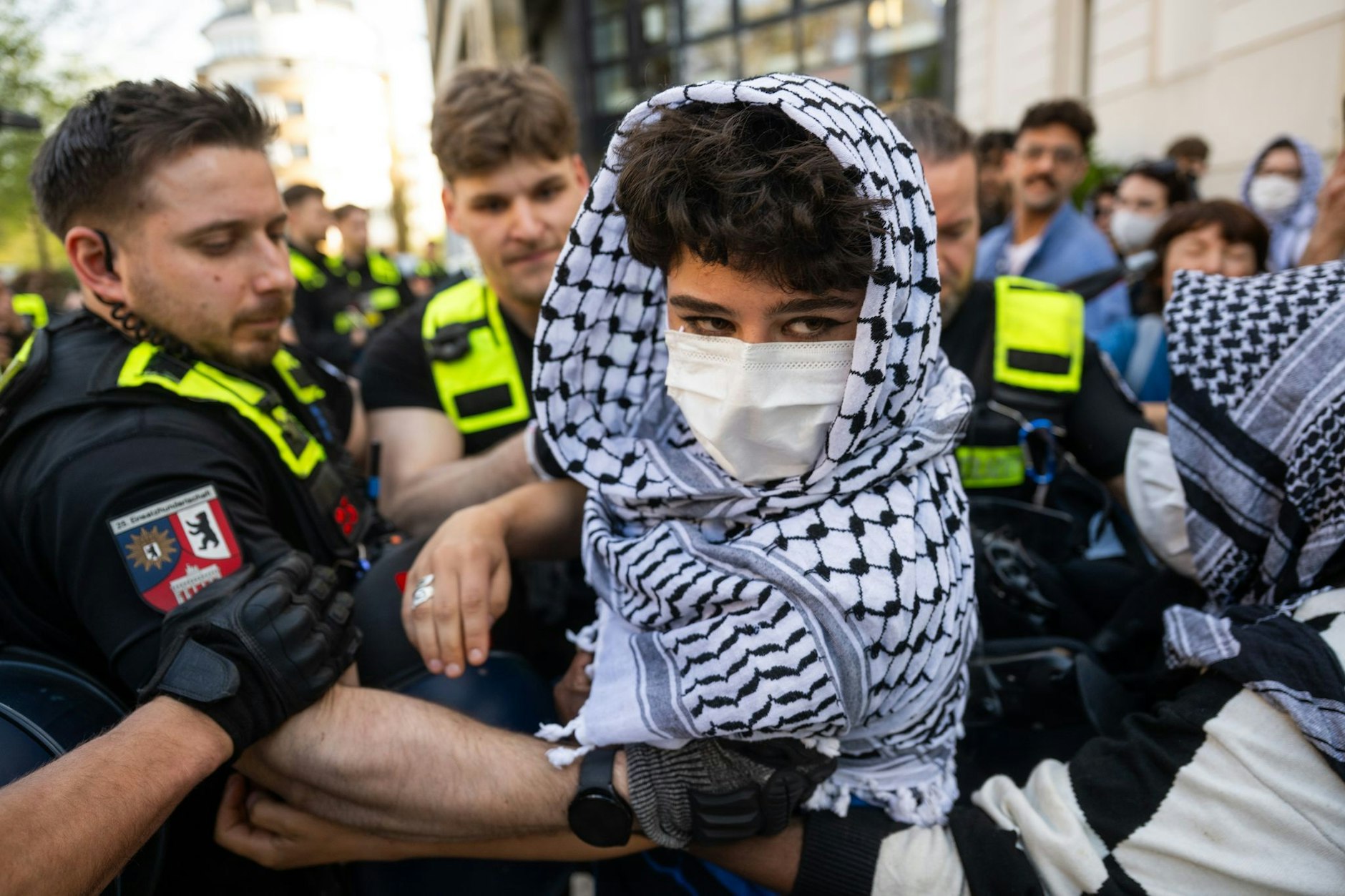 Polizisten nehmen am Campus Nord der Humboldt-Universität (HU) einen Aktivisten in Gewahrsam. 