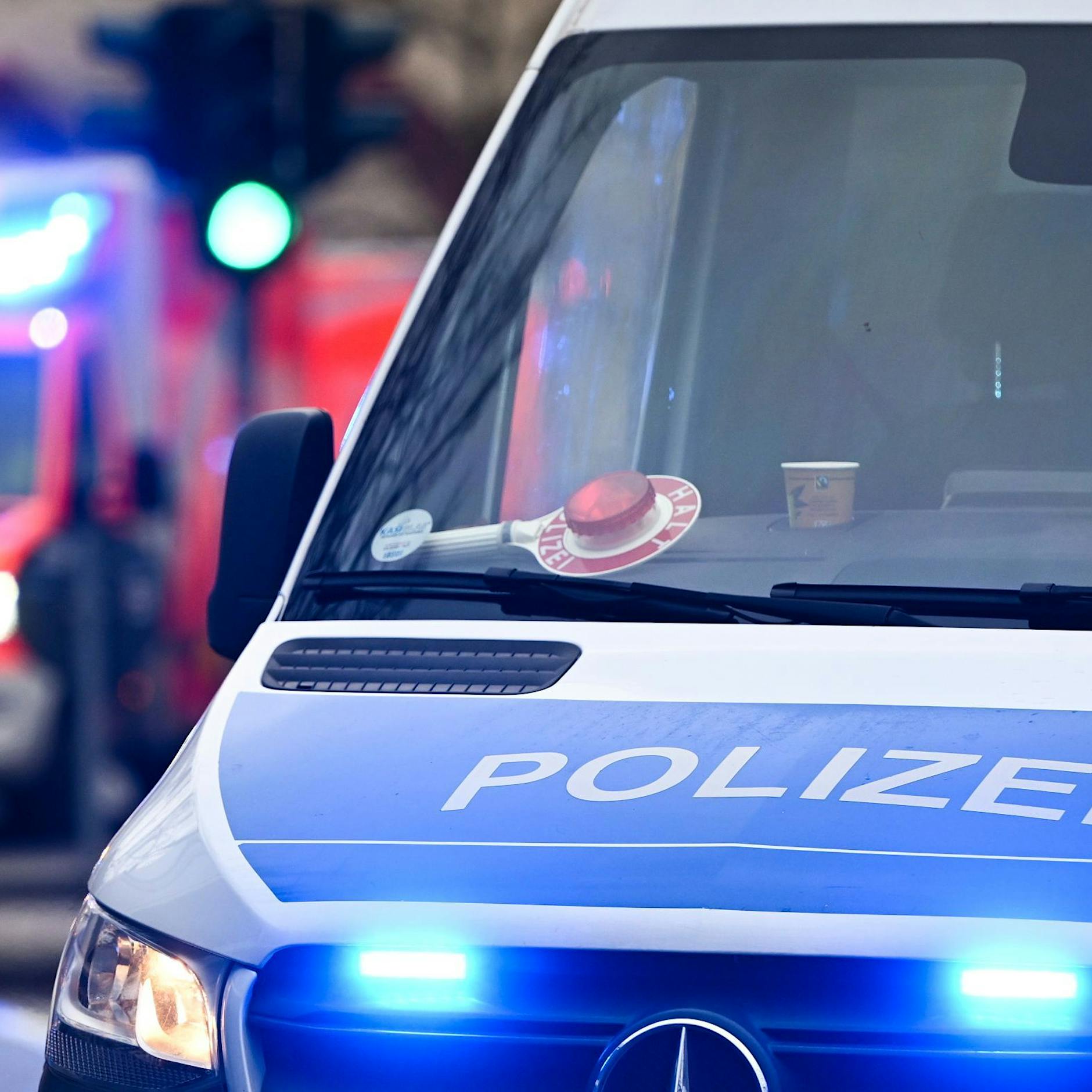 Polizei-Ticker: Polizist im Einsatz von Auto angefahren