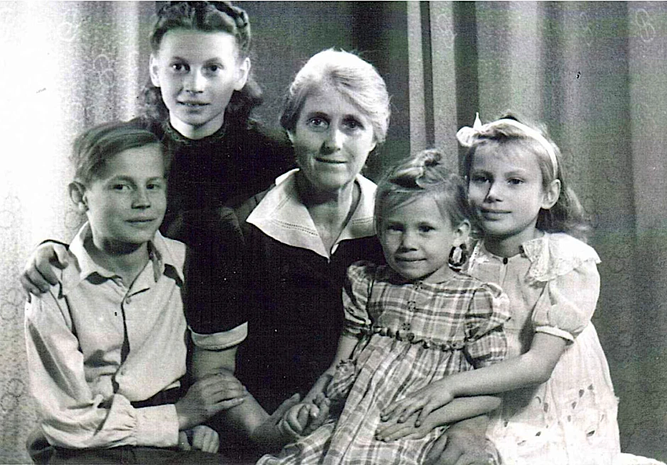 Luise Elsner 1947 mit den vier Pflegekindern, die sie nach Kriegsende aufgenommen hatte. Ganz rechts die Mutter des Autors.