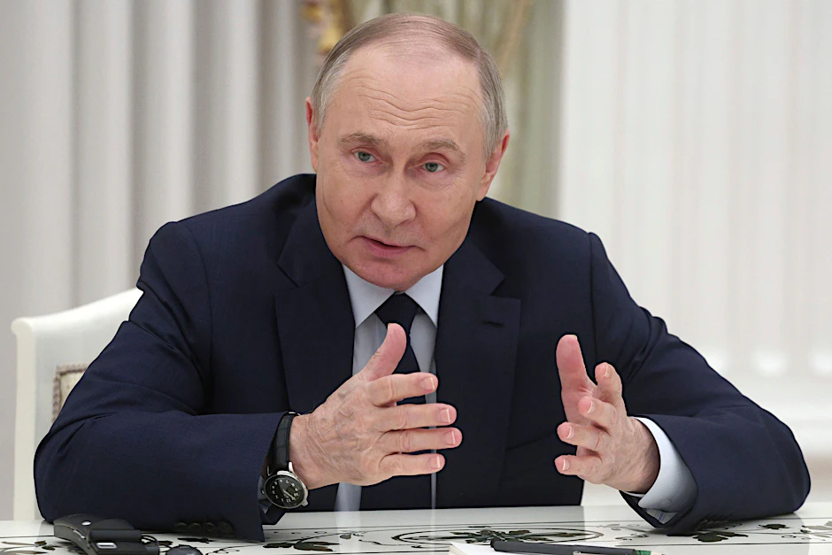 Wladimir Putin spricht aufgrund seiner Zeit als KGB-Agent in Dresden fließend Deutsch.