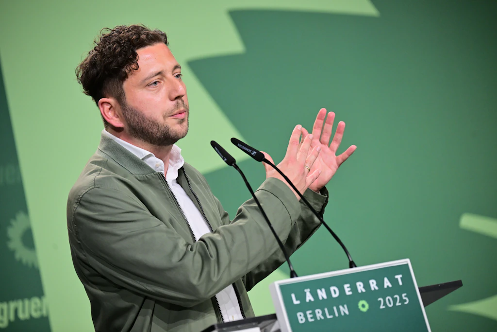 Yeşiller patronu Felix Banaszak, CDU ekonomik yeterliliğiyle dalga geçiyor