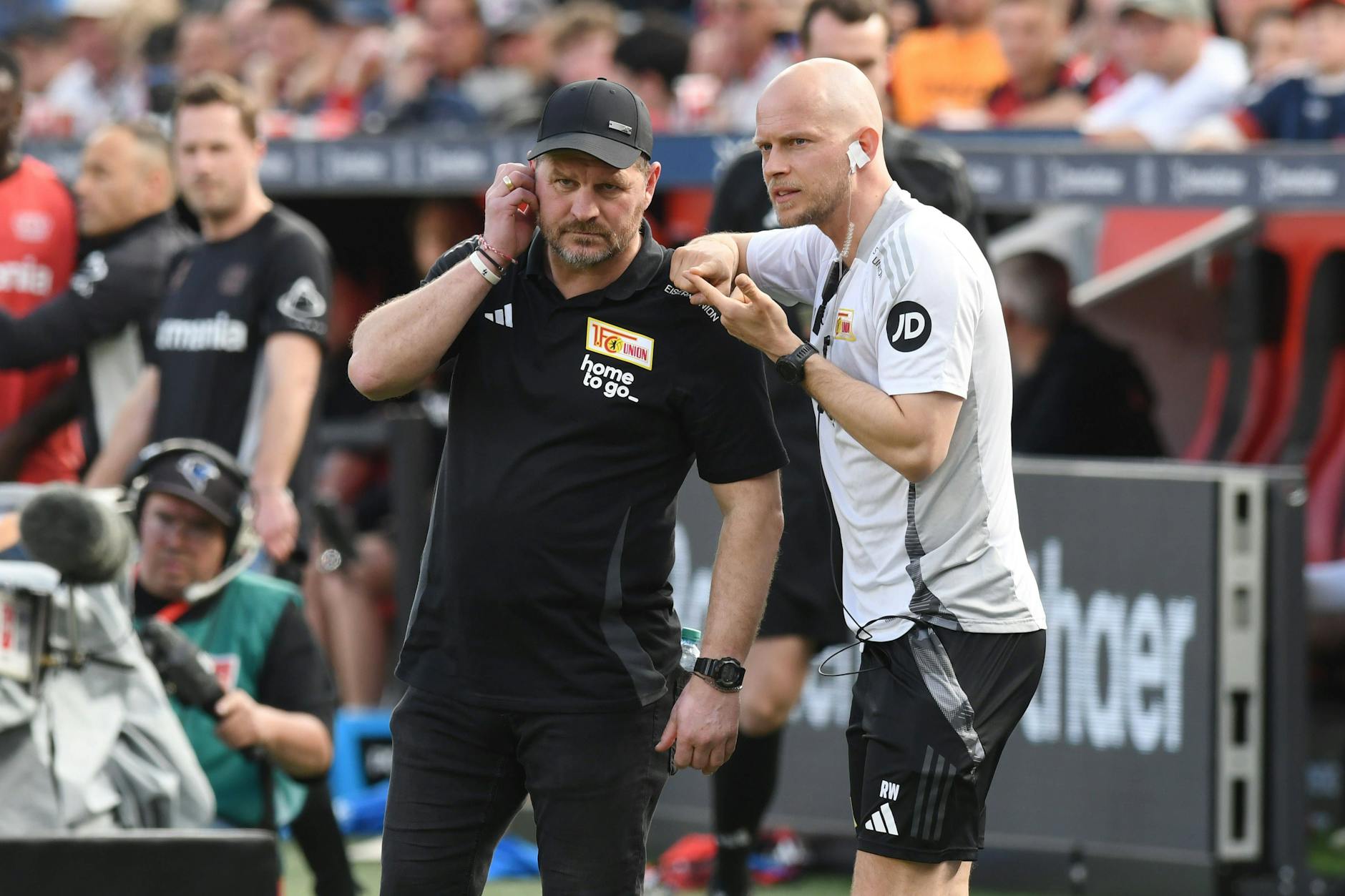 Chefcoach Steffen Baumgart und Co-Trainer Rene Wagner müssen gegen den VfB Stuttgart wahrscheinlich die Abwehr des 1. FC Union umbauen.