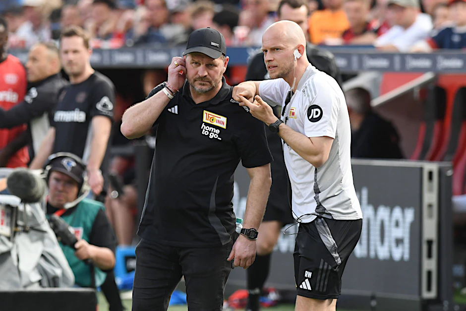 Chefcoach Steffen Baumgart und Co-Trainer Rene Wagner müssen gegen den VfB Stuttgart wahrscheinlich die Abwehr des 1. FC Union umbauen.