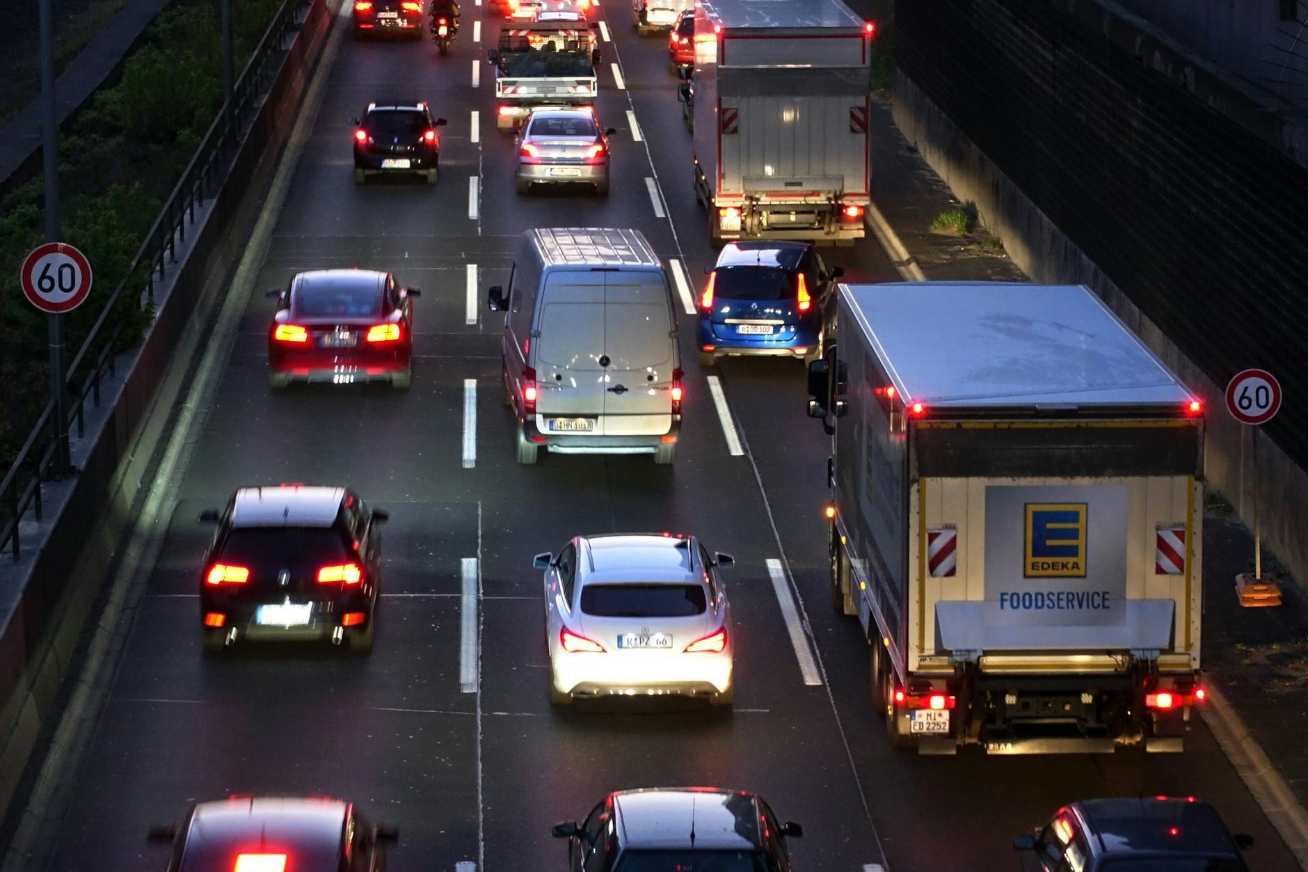 Auf der A103 in Steglitz-Zehlendorf werden nachts Abschnitte für den Verkehr gesperrt.