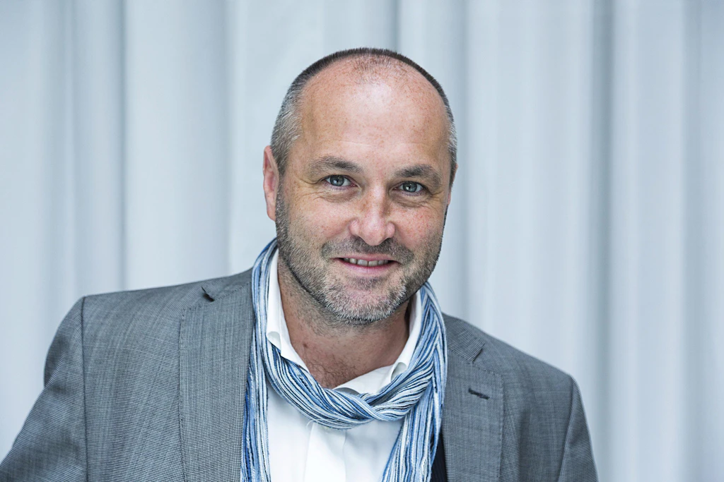 Colum McCann'ın “Twist” romanı: Yırtık Kablolar, Kırık İlişkiler