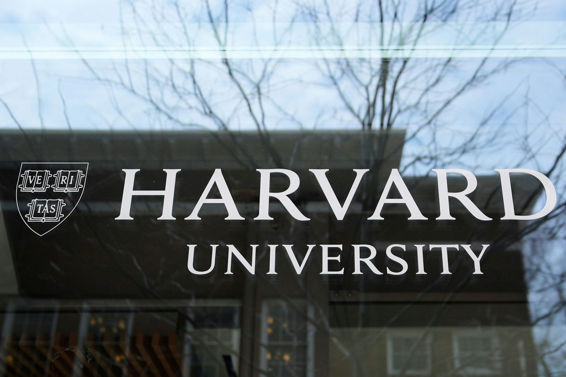 USA, Cambridge: Das Logo der Harvard University prangt an einem Gebäude der Hochschule.