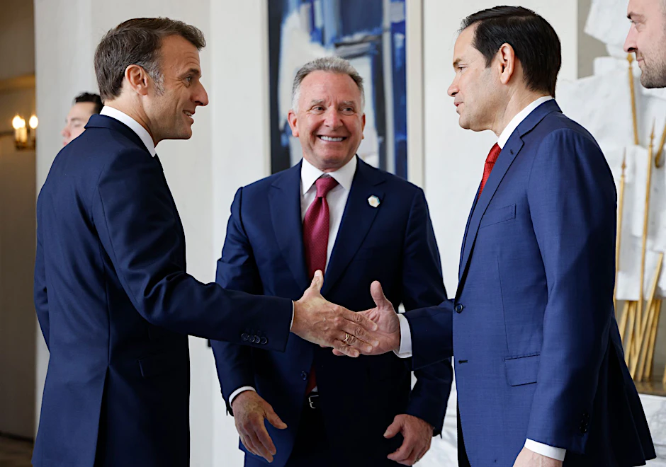Der französische Präsident Emmanuel Macron (li.) empfängt den US-Sondergesandten Steve Witkoff (M.) und US-Außenminister Marco Rubio zu einem Treffen im Elysee-Palast.