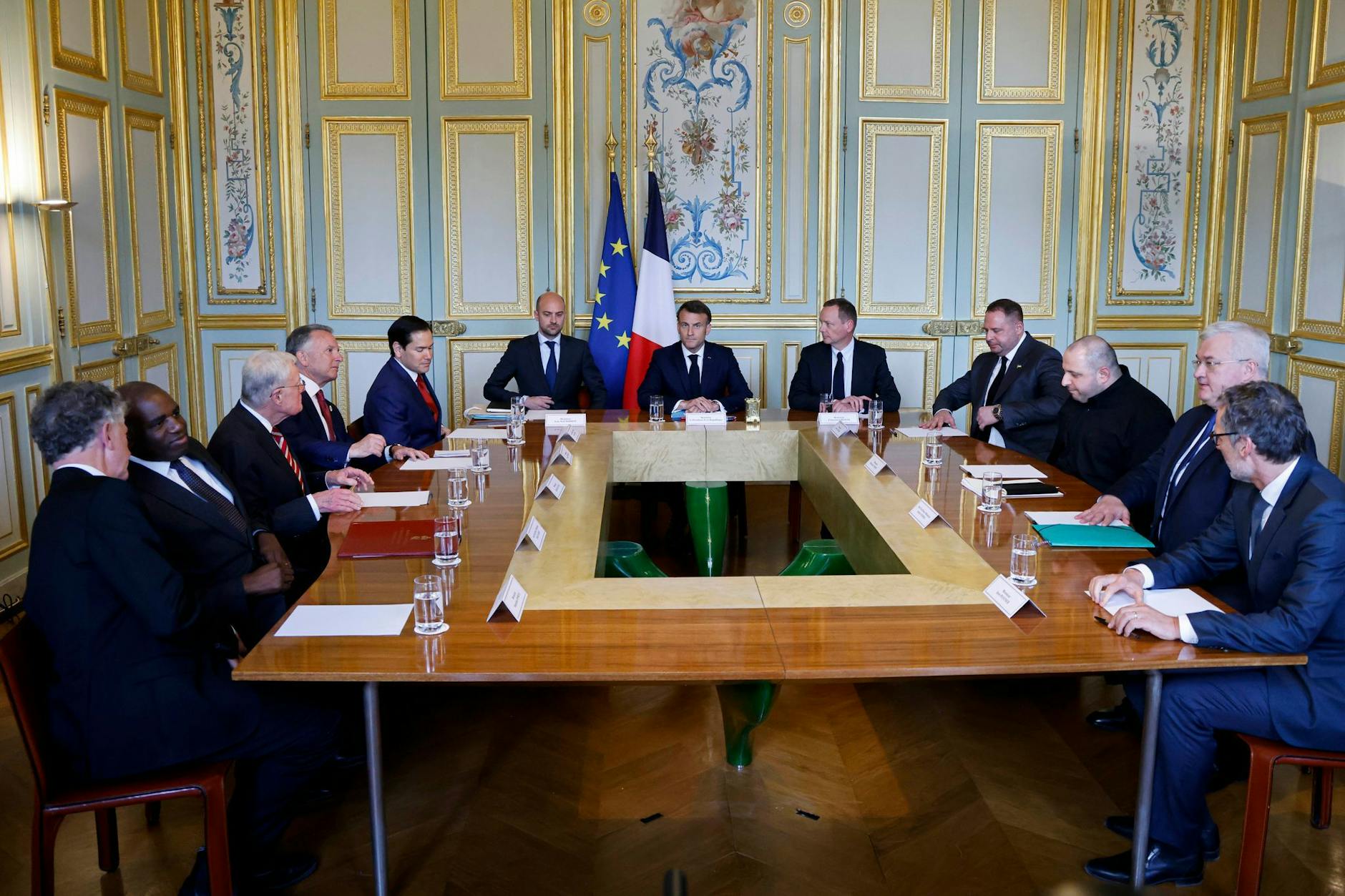 Jonathan Powell (l-r), David Lammy, ein nicht identifizierter Diplomat, der US-Sondergesandte Steve Witkoff, US-Außenminister Marco Rubio, der französische Außenminister Jean-Noel Barrot, der französische Präsident Emmanuel Macron, sein Berater Emmanuel Bonne, Andrij Jermak, Rustem Umerow, Andrij Sybiha und der deutsche Berater für nationale Sicherheit, Jens Ploetner, sitzen im Elysee-Palast am Konferenztisch.