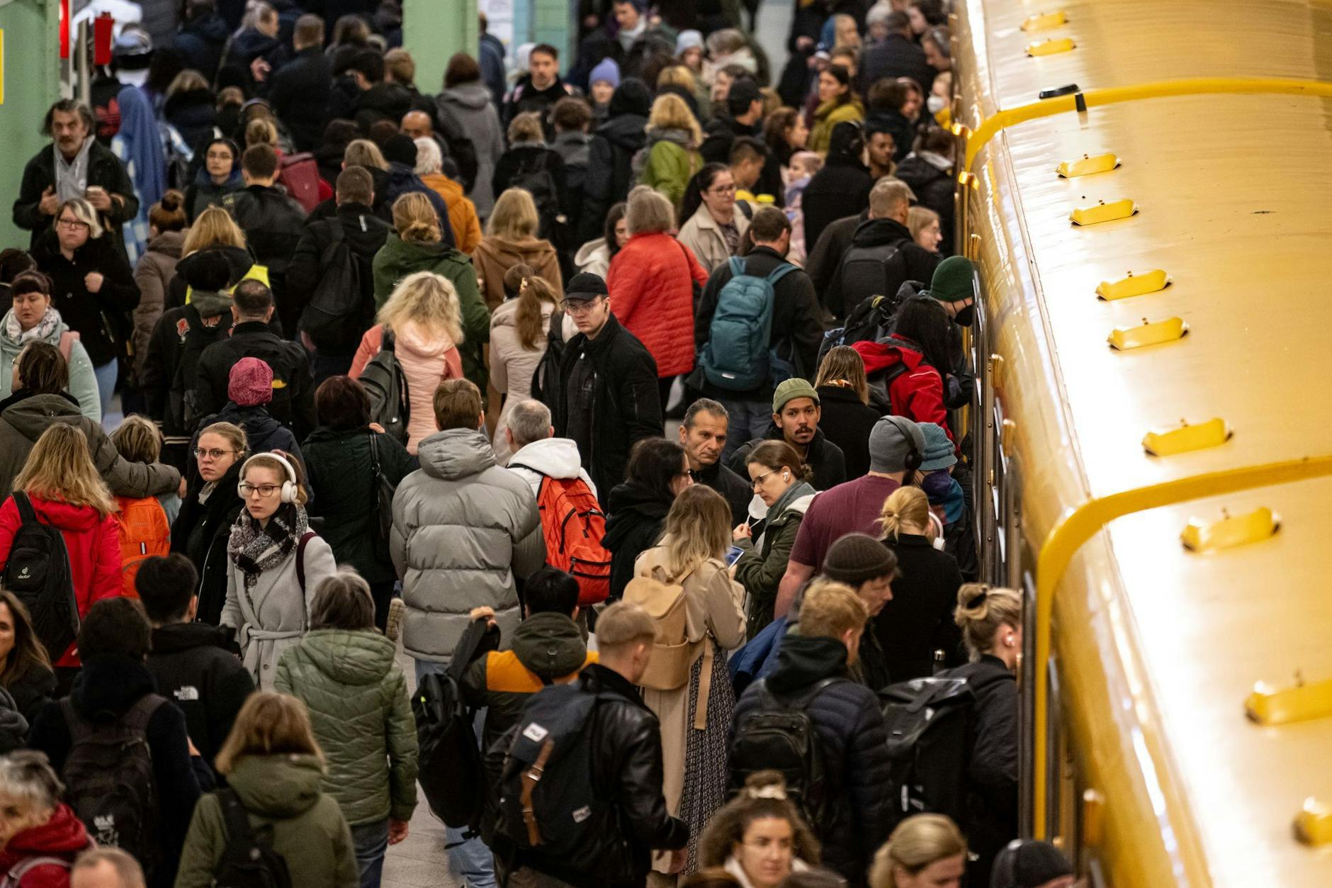 Menschen in der Berliner U-Bahn