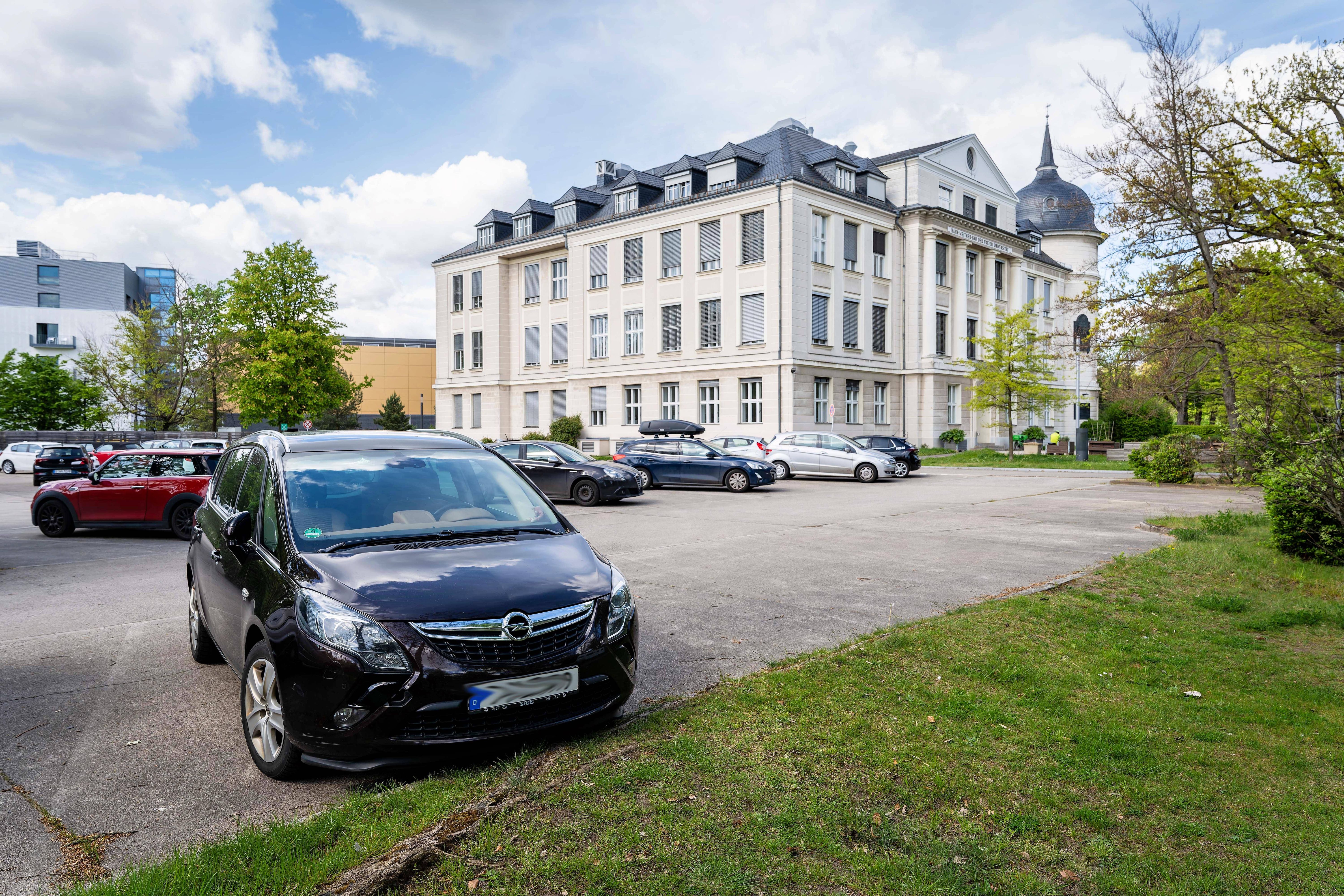 Wutsturm in Dahlem: Dieser Parkplatz wird eine Flüchtlingsunterkunft