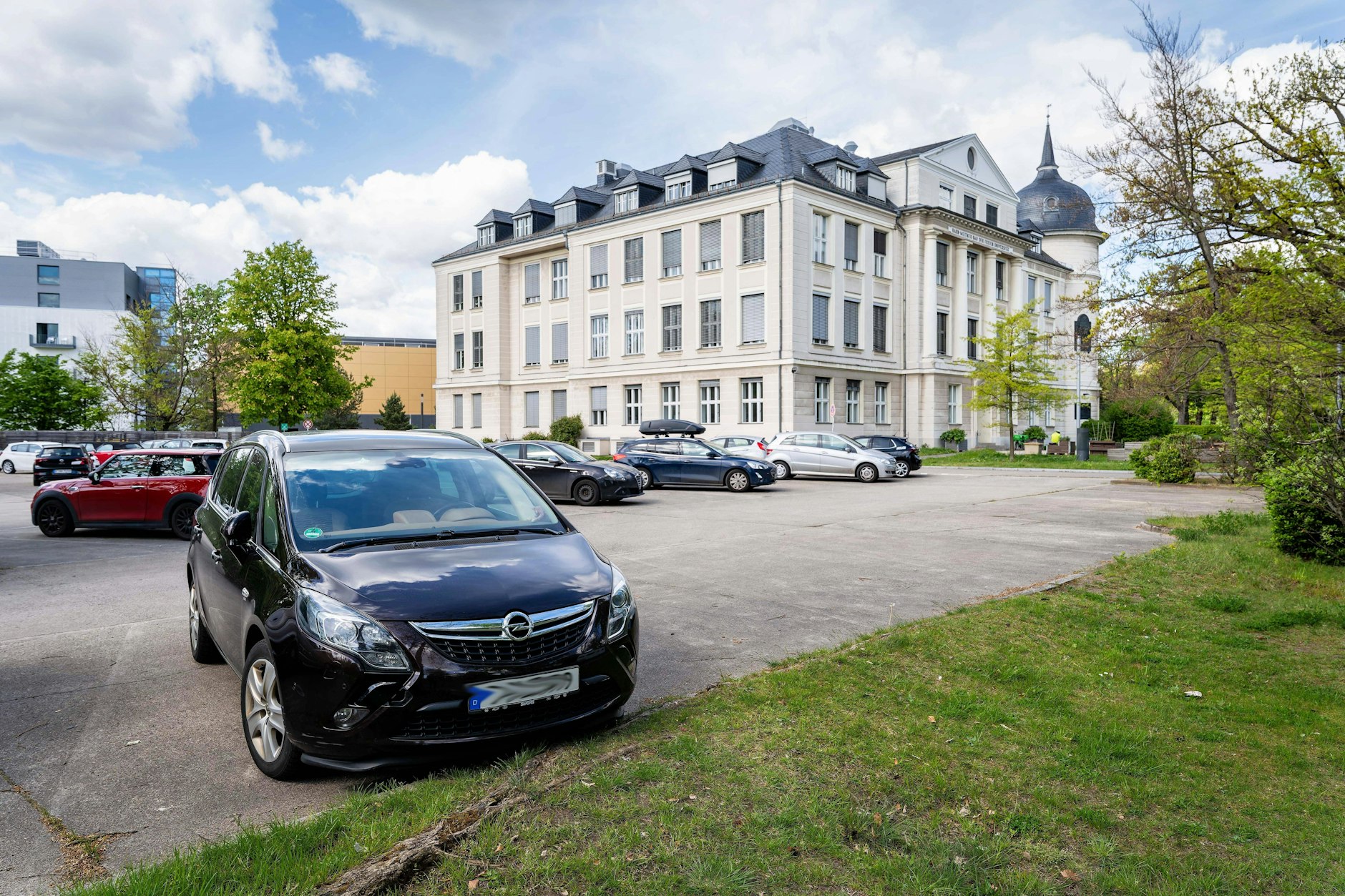 Auf diesem Uni-Parkplatz in Berlin-Dahlem sollen Flüchtlingscontainer kommen.