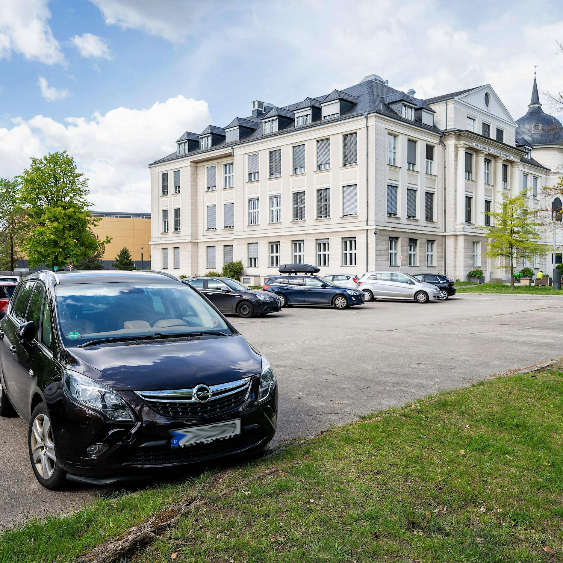 Wutsturm in Dahlem: Dieser Parkplatz wird eine Flüchtlingsunterkunft