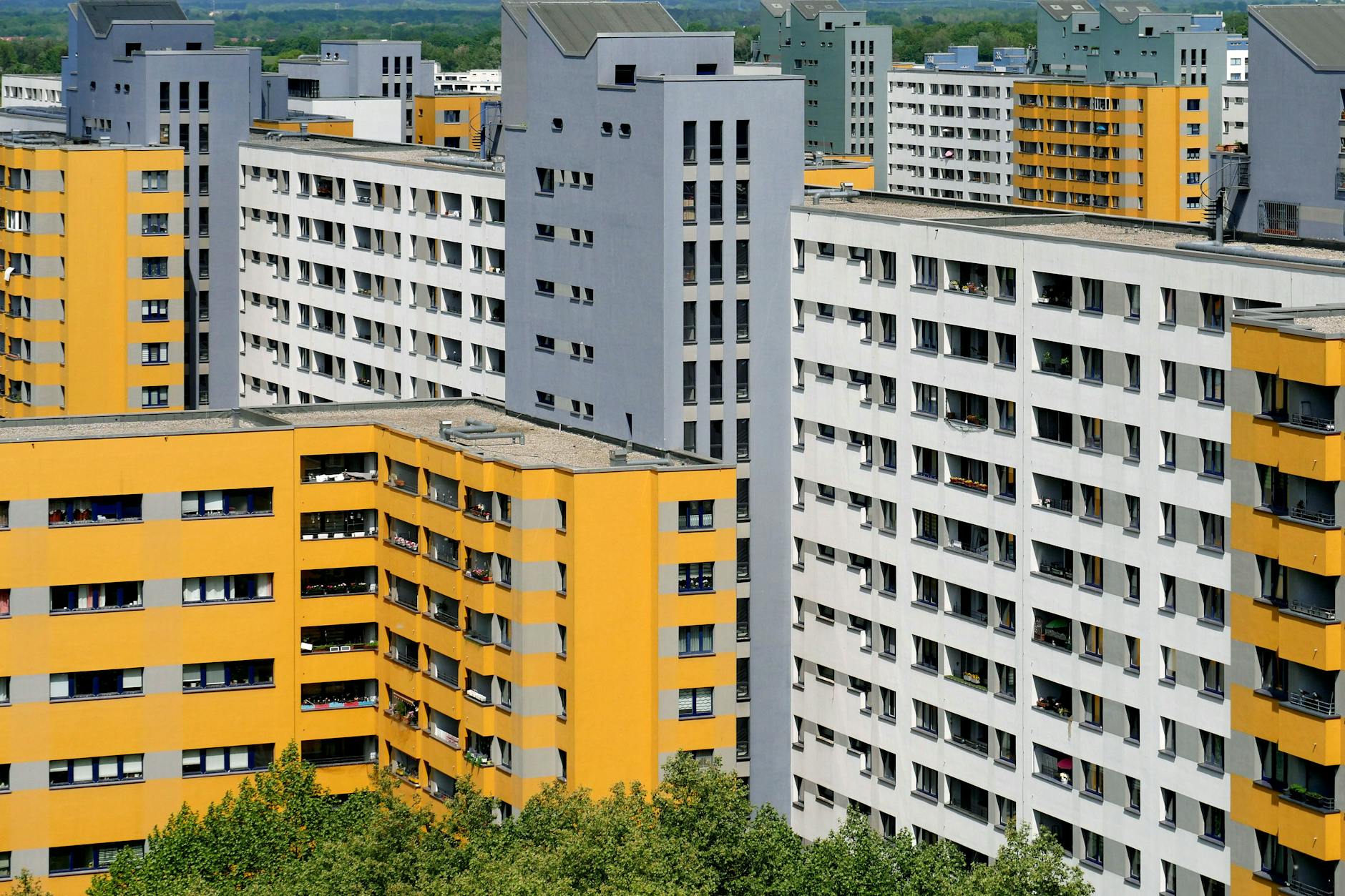Blick auf Hochhäuser des Märkischen Viertels im Bezirk Reinickendorf.