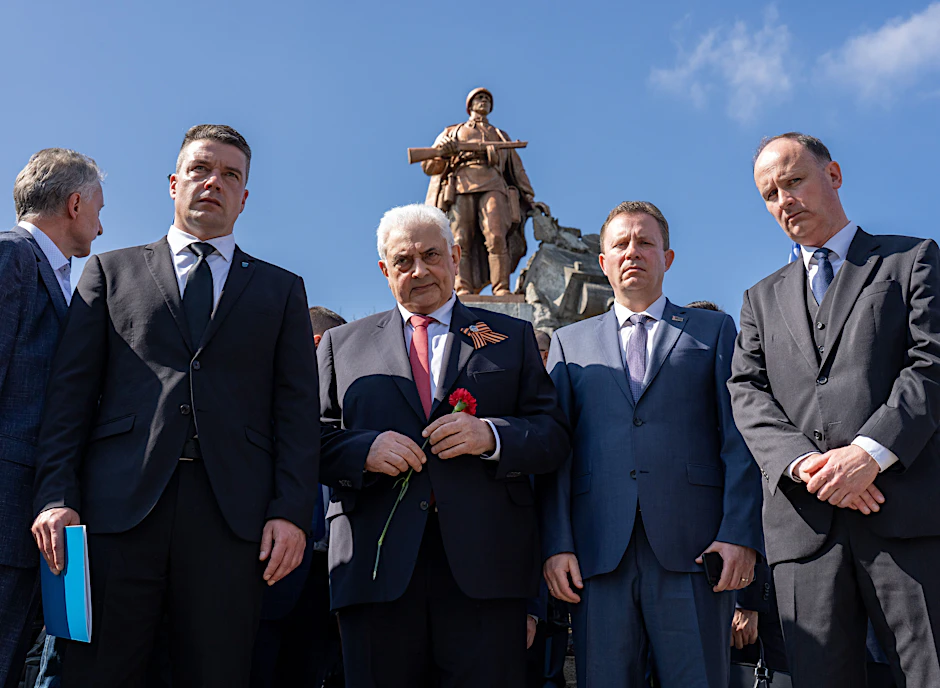 Sergej J. Netschajew, der russische Botschafter, und Andrej Schupljak, der Botschaftsrat von Belarus, während des Gedenkens zum 80. Jahrestag der Schlacht um die Seelower Höhen