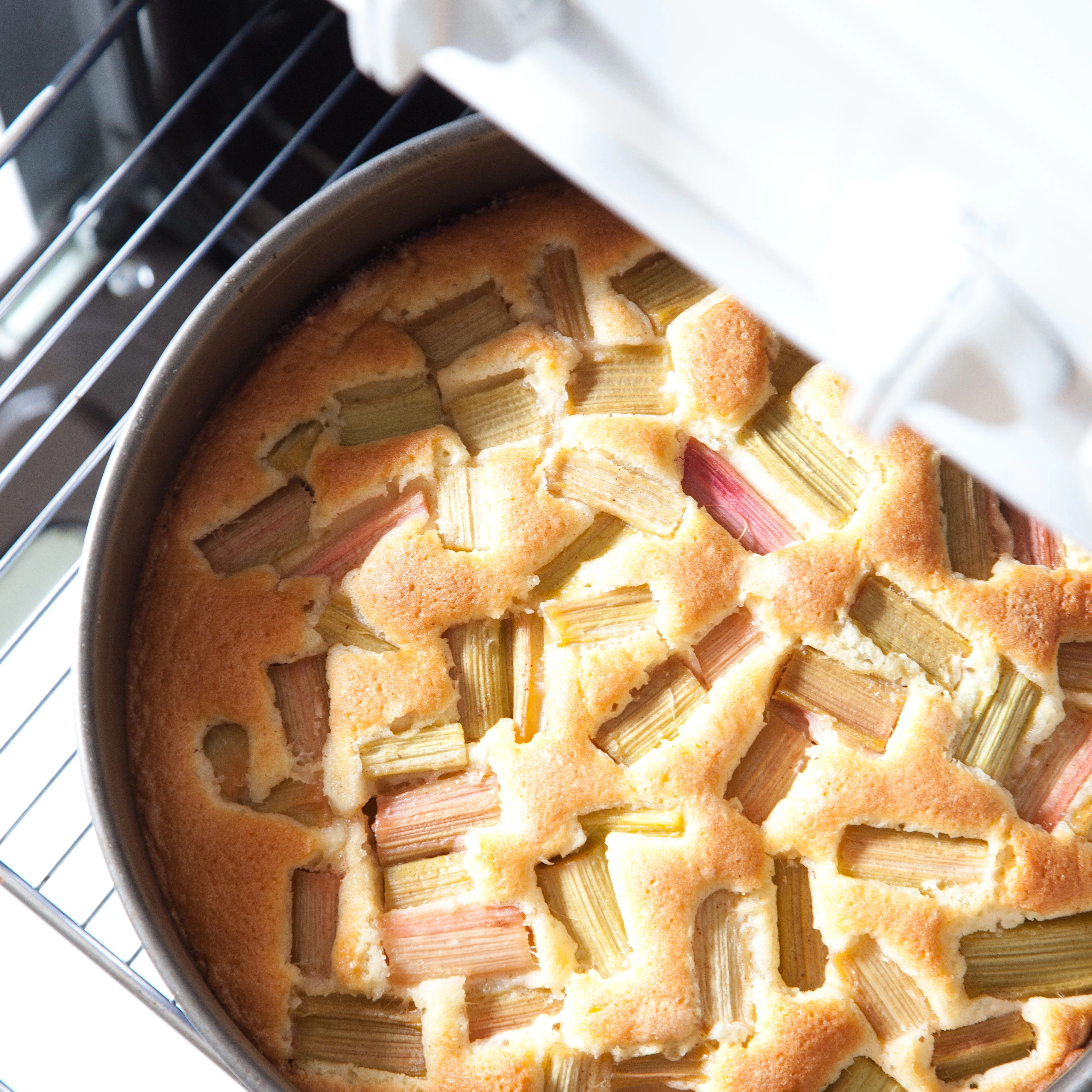 Der Rhabarberkuchen mit Rührteig ist schnell zubereitet und braucht auch nicht lang im Backofen.