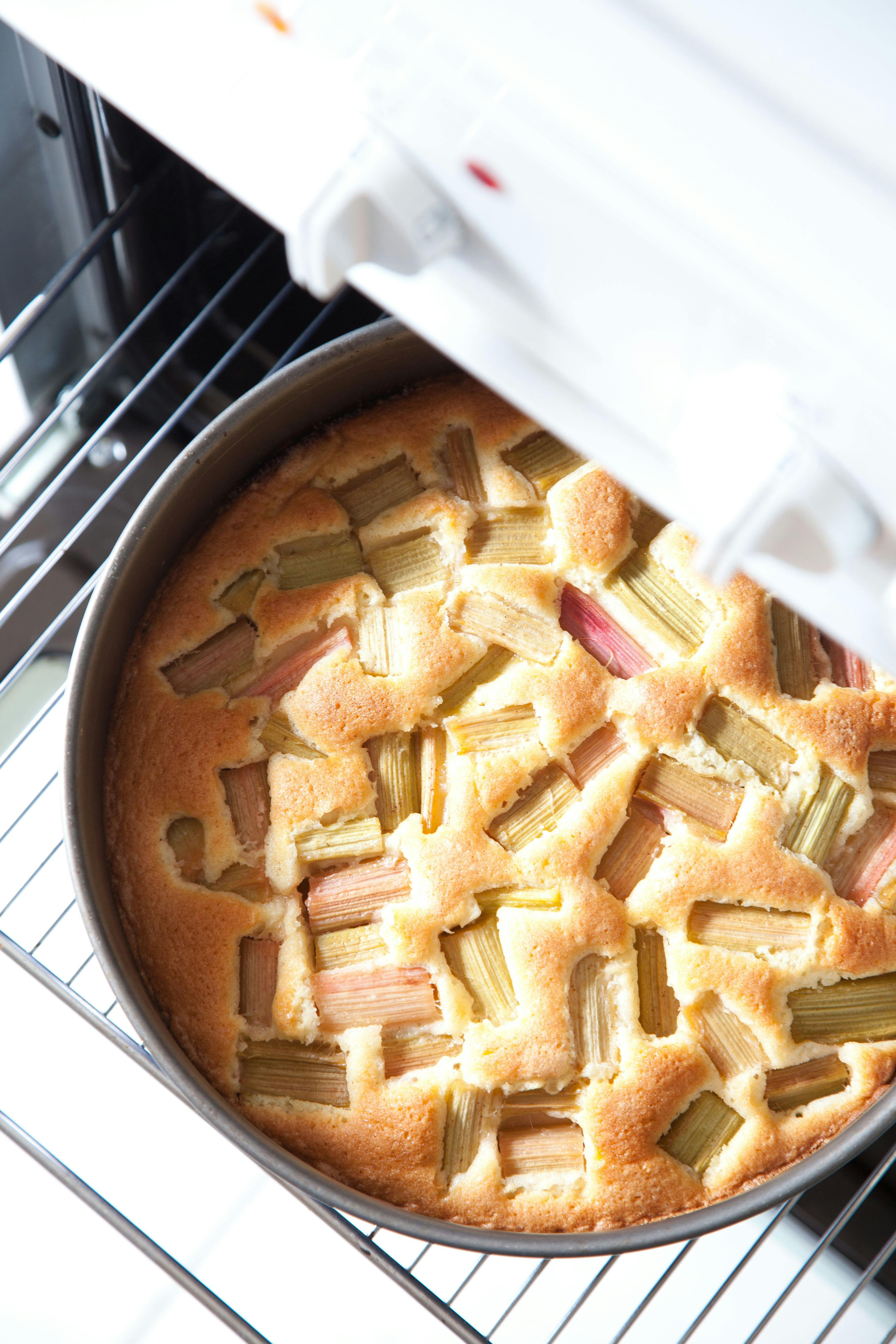 Saftiger Rhabarberkuchen mit Rührteig – schnell und einfach nach Omas ...