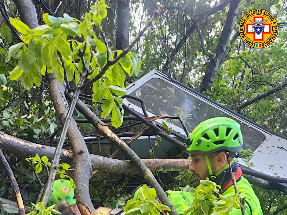 Retter an der zertrümmerten Gondel der Seilbahn auf den Berg Faito bei Neapel in Süditalien. 