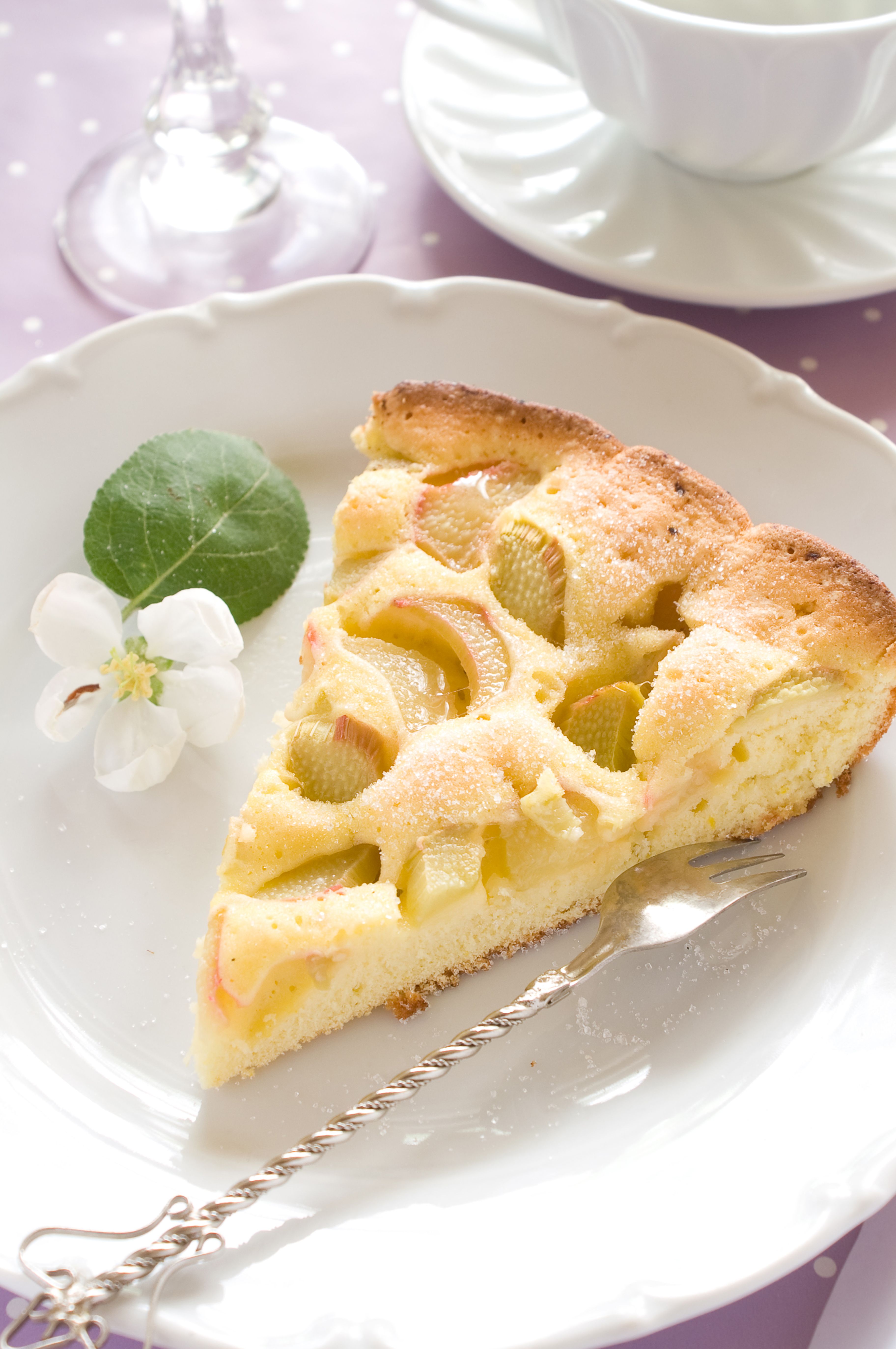 Einfaches Rezept für Omas blitzschnellen Rhabarberkuchen mit Rührteig