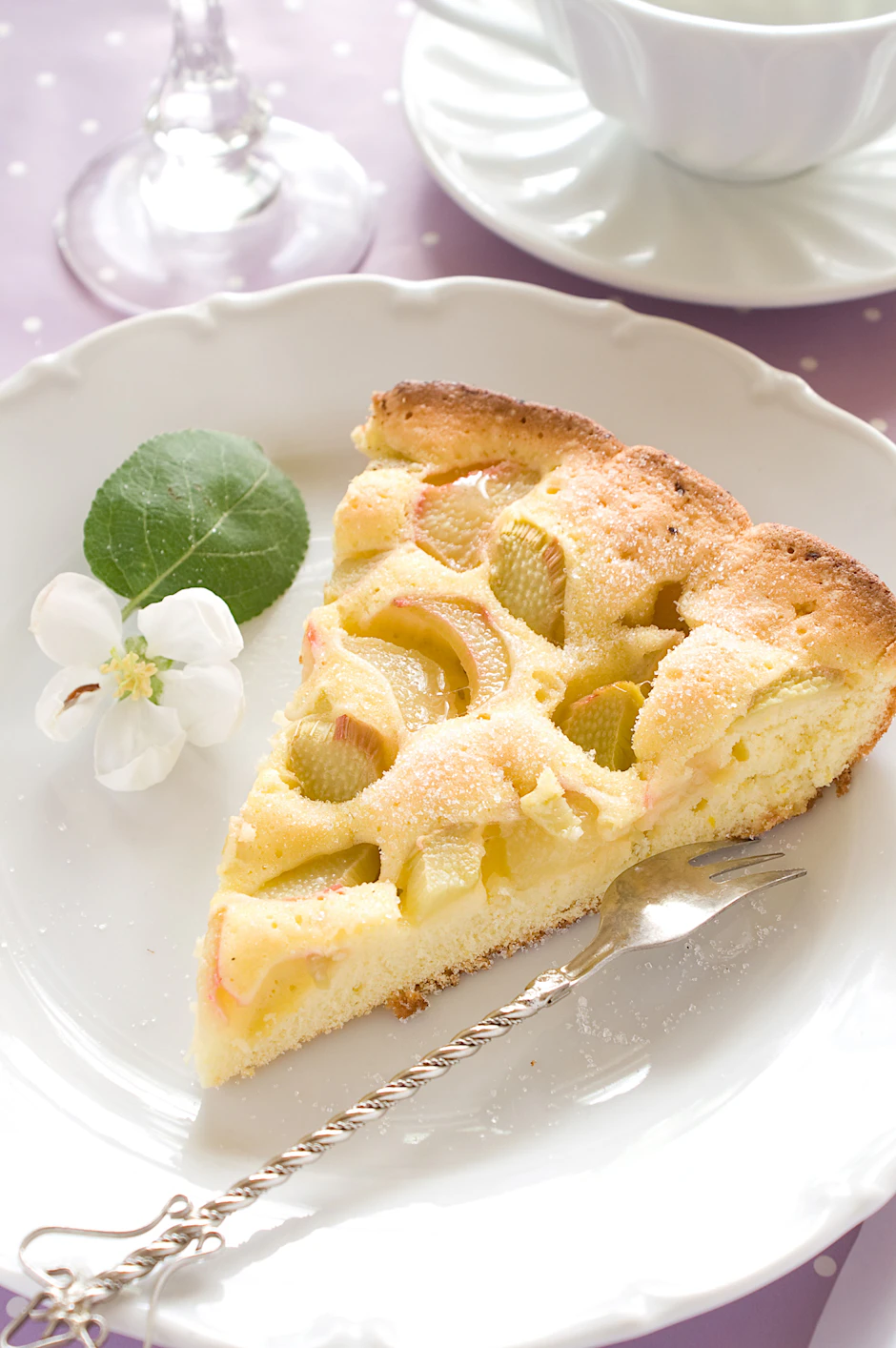 Ein herrliches Stück Kuchen zum Kaffee ist dieser Rhabarberkuchen.