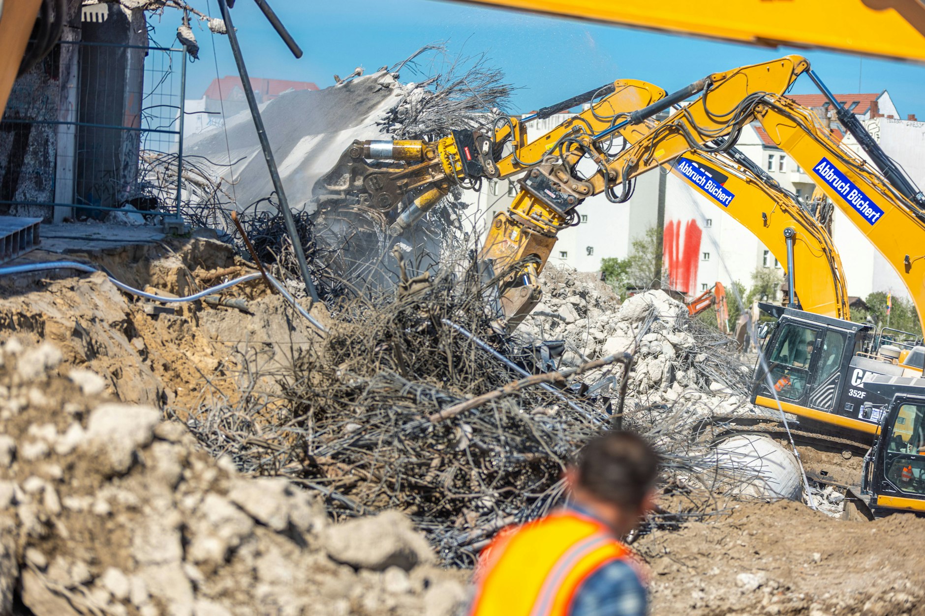 Der Abriss der Ringbahnbrücke ging schnell. Nun muss nur noch der Schutt weg. Aber das kann dauern.
