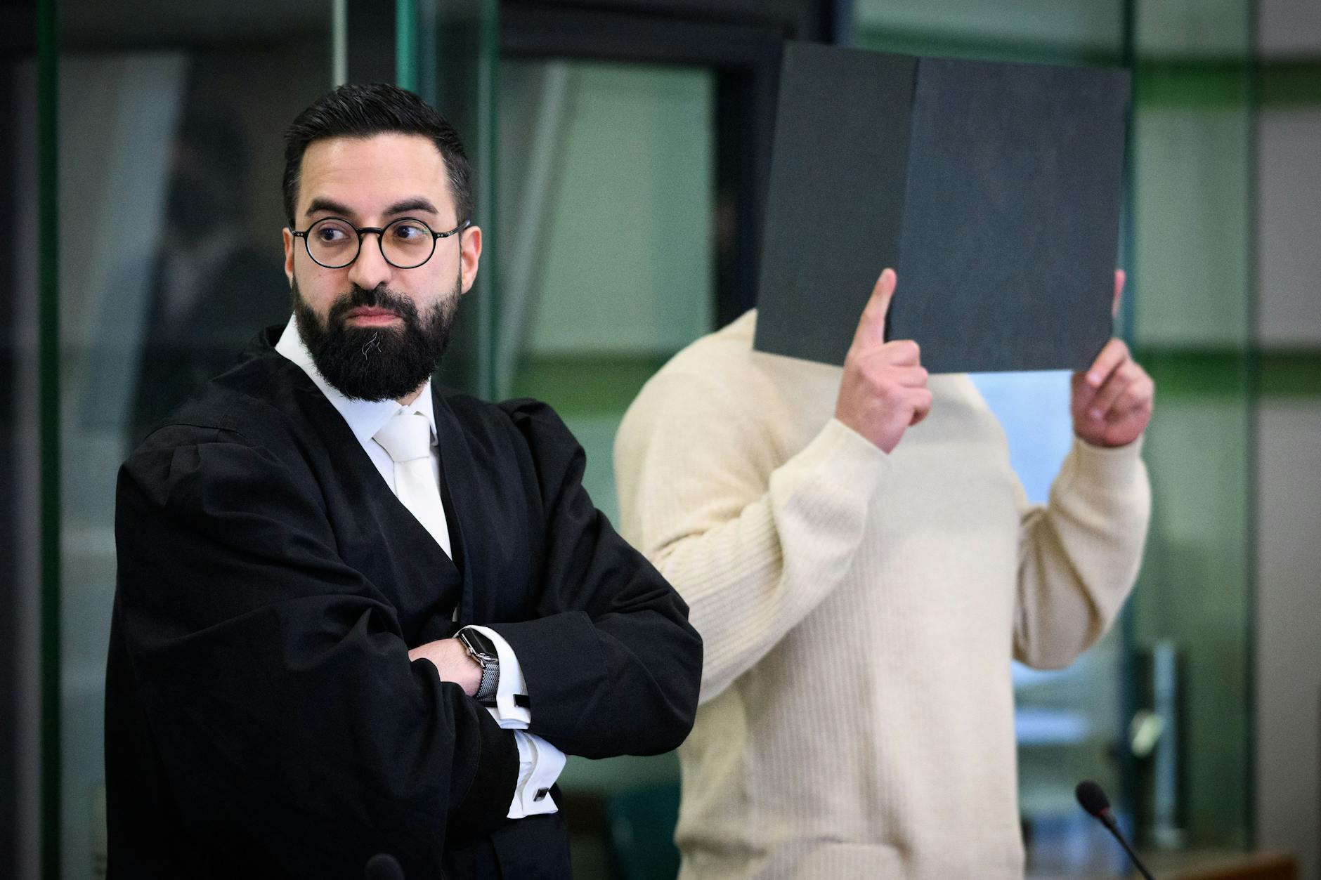 Der Angeklagte steht mit seinem Rechtsanwalt Ehssan Khazaeli (l.) beim Prozess wegen einer Attacke auf den jüdischen Studenten Lahav Shapira.