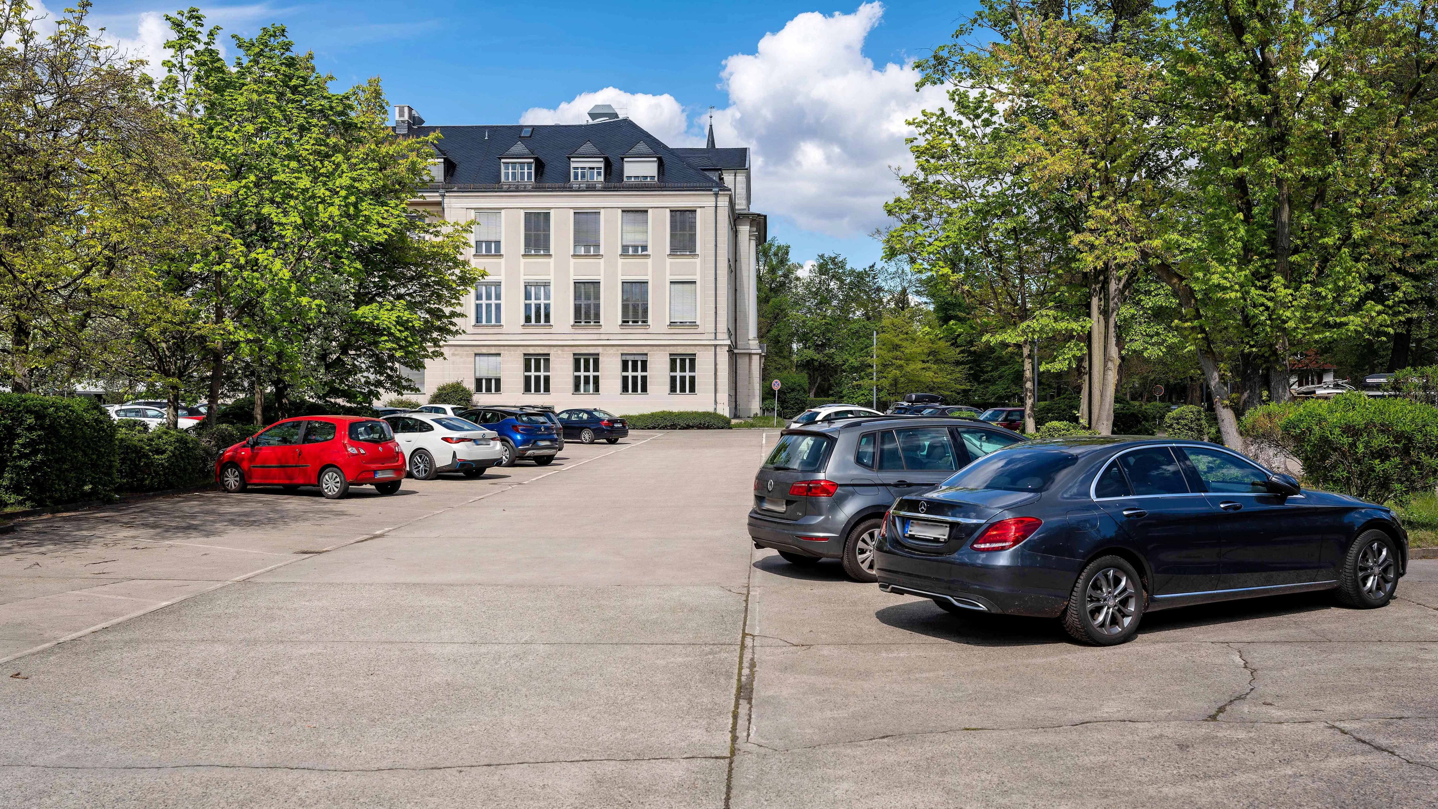 Der Parkplatz in Berlin-Dahlem, auf dem die Flüchtlinge untergebracht werden sollen, gehört zur Universität.