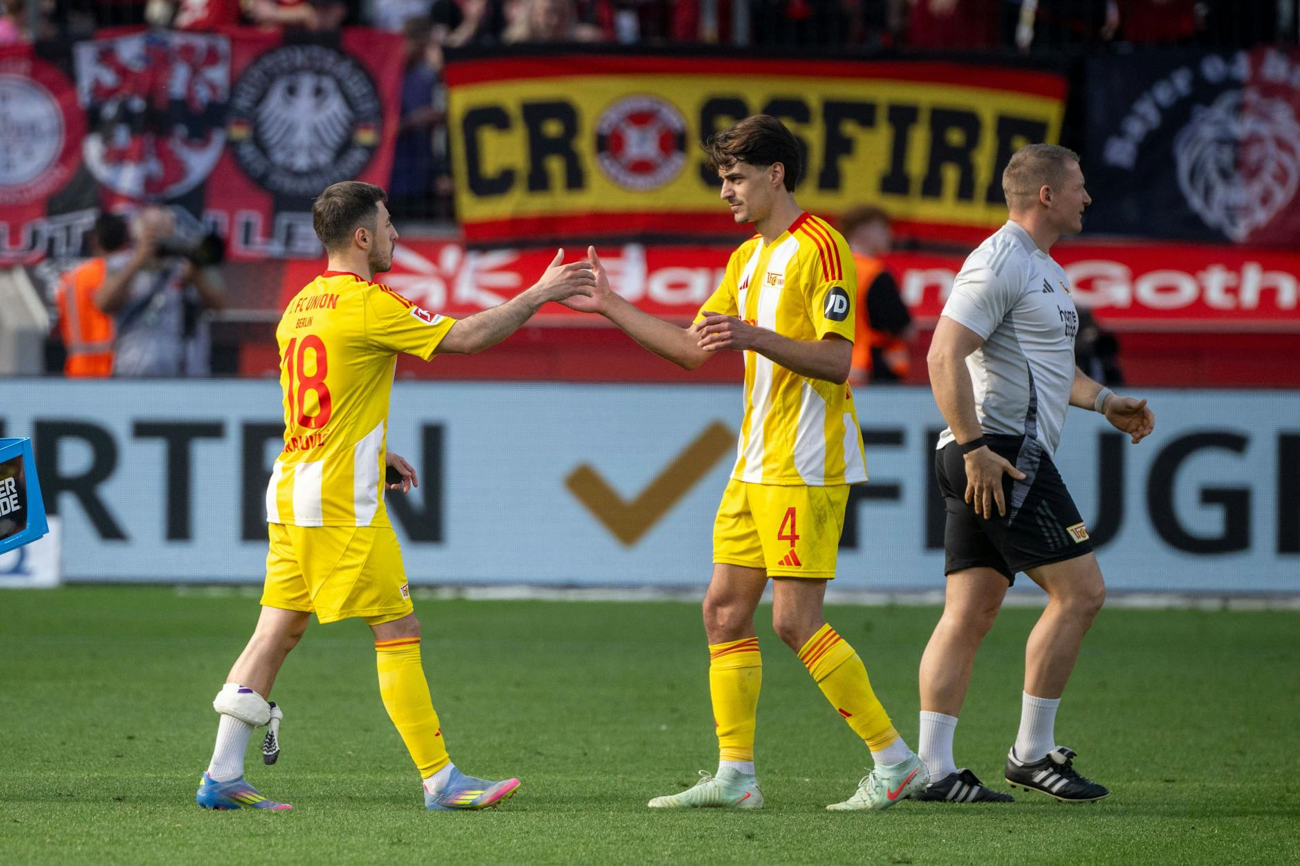 Josip Juranovic (l.) musste in Leverkusen wegen einer Wadenverletzung ausgewechselt werden.