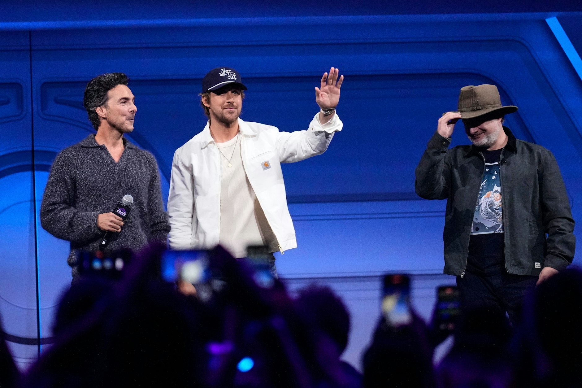 Japan: Schauspieler Ryan Gosling (M), flankiert von den Regisseuren Shawn Levy (l) und Dave Filoni, winkt den Zuschauern bei der Star Wars Celebration in Chiba.