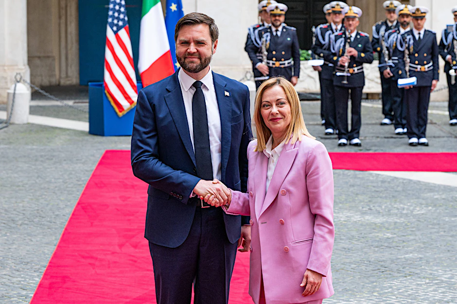 Italiens Premierministerin Giorgia Meloni begrüßt US-Vizepräsident J.D. Vance im Palazzo Chigi.