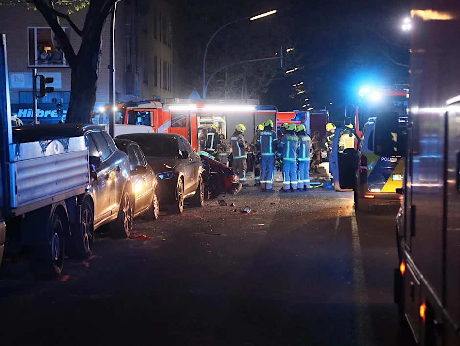 Der Raser fuhr in mehrere geparkte Autos.