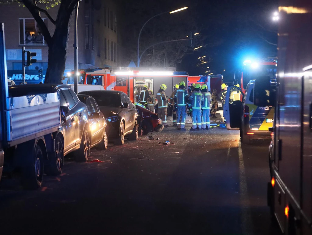 Unfall in Kreuzberg: Raser kracht in geparkte Autos, Tumulte am Unfallort