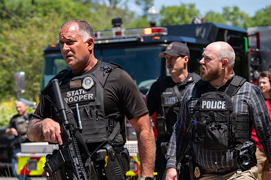 Schwer bewaffnete Polizisten sichern das Gelände der Florida State University.