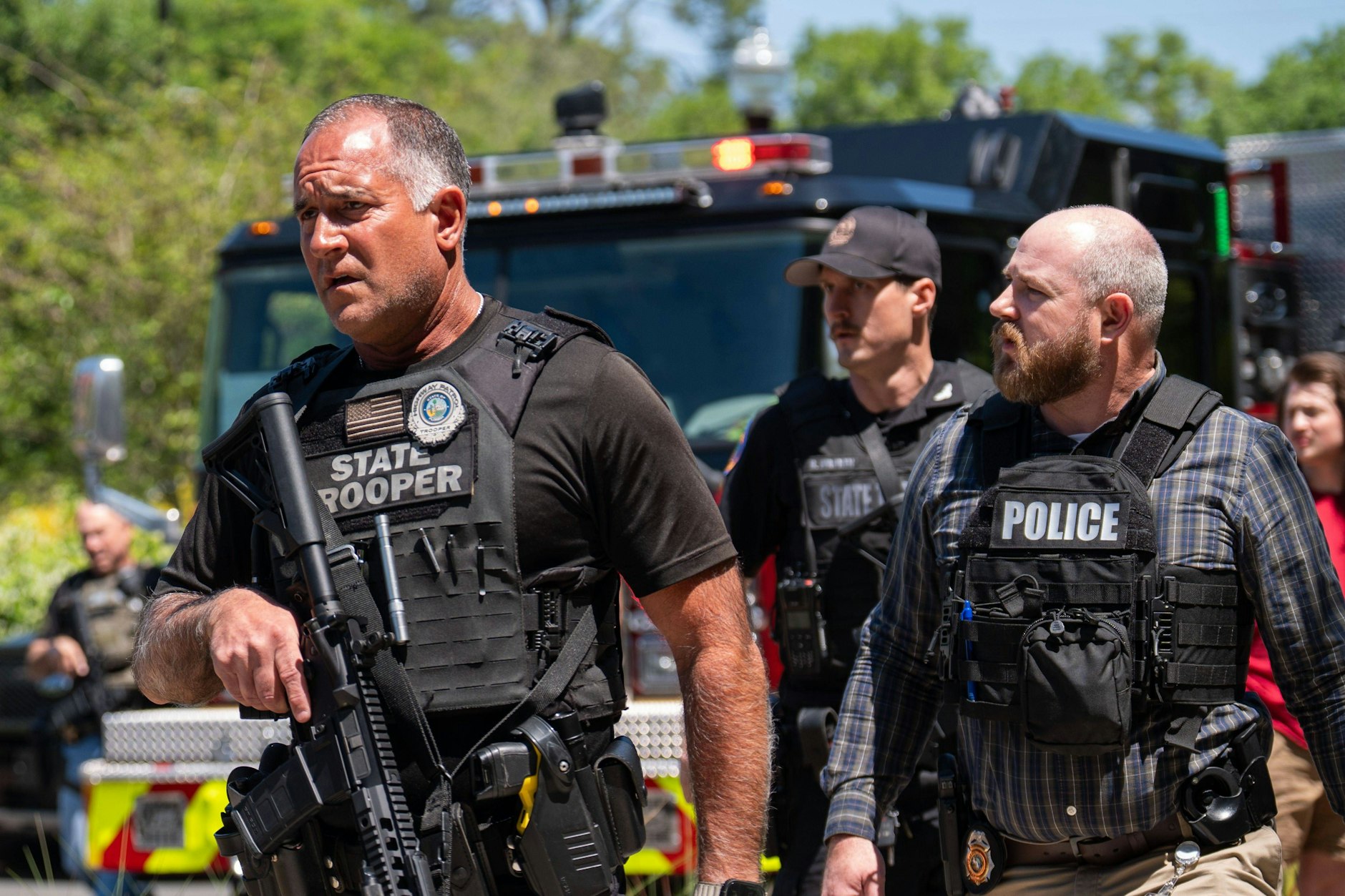 Schwer bewaffnete Polizisten sichern das Gelände der Florida State University.