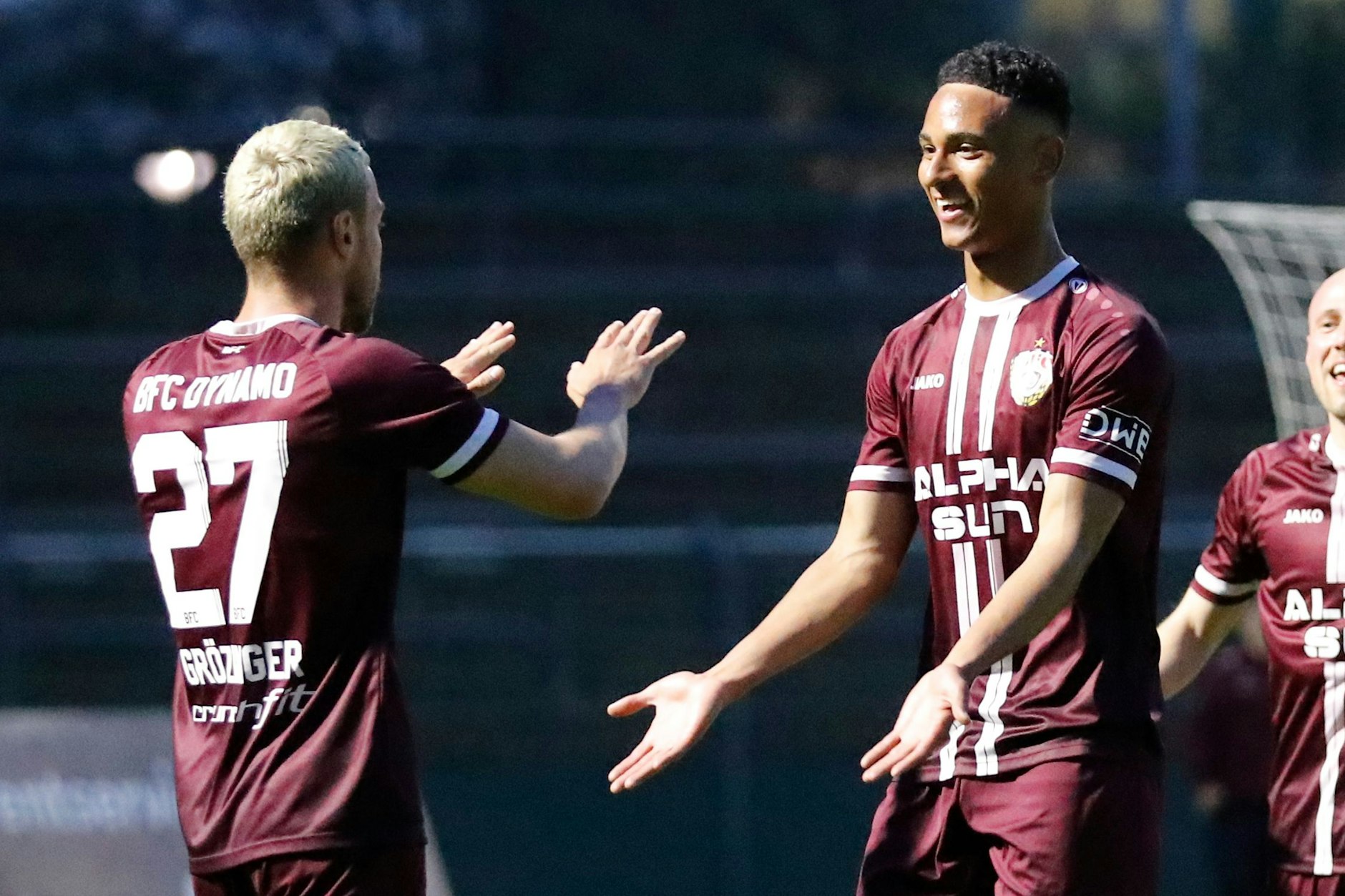 Keine Überraschung, mit Stürmer geht auch was in Sachen Tore. Benny Wüstenhagen bedankt sich nach seinem 1:0 gegen Eilenburg bei Flankengeber David Grözinger (l.).