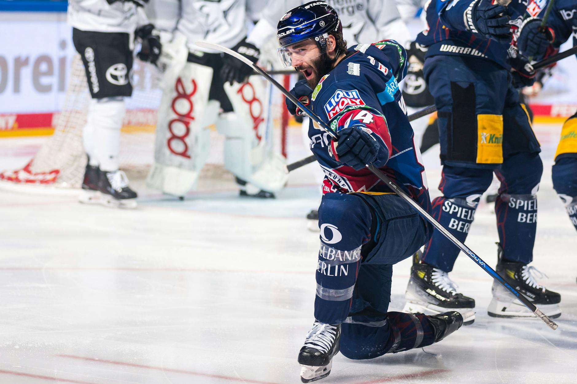 Eisbären-Stürmer Liam Kirk feiert nach nur 25 Sekunden sein 1:0 in Finale eins gegen die Kölner Haie.
