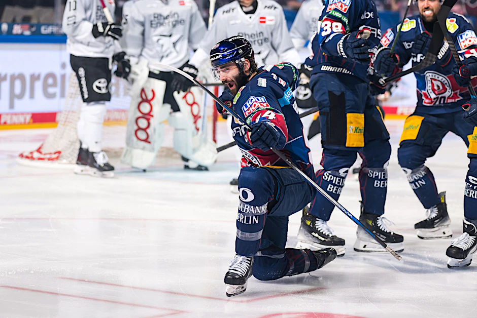 Eisbären-Stürmer Liam Kirk feiert nach nur 25 Sekunden sein 1:0 in Finale eins gegen die Kölner Haie.