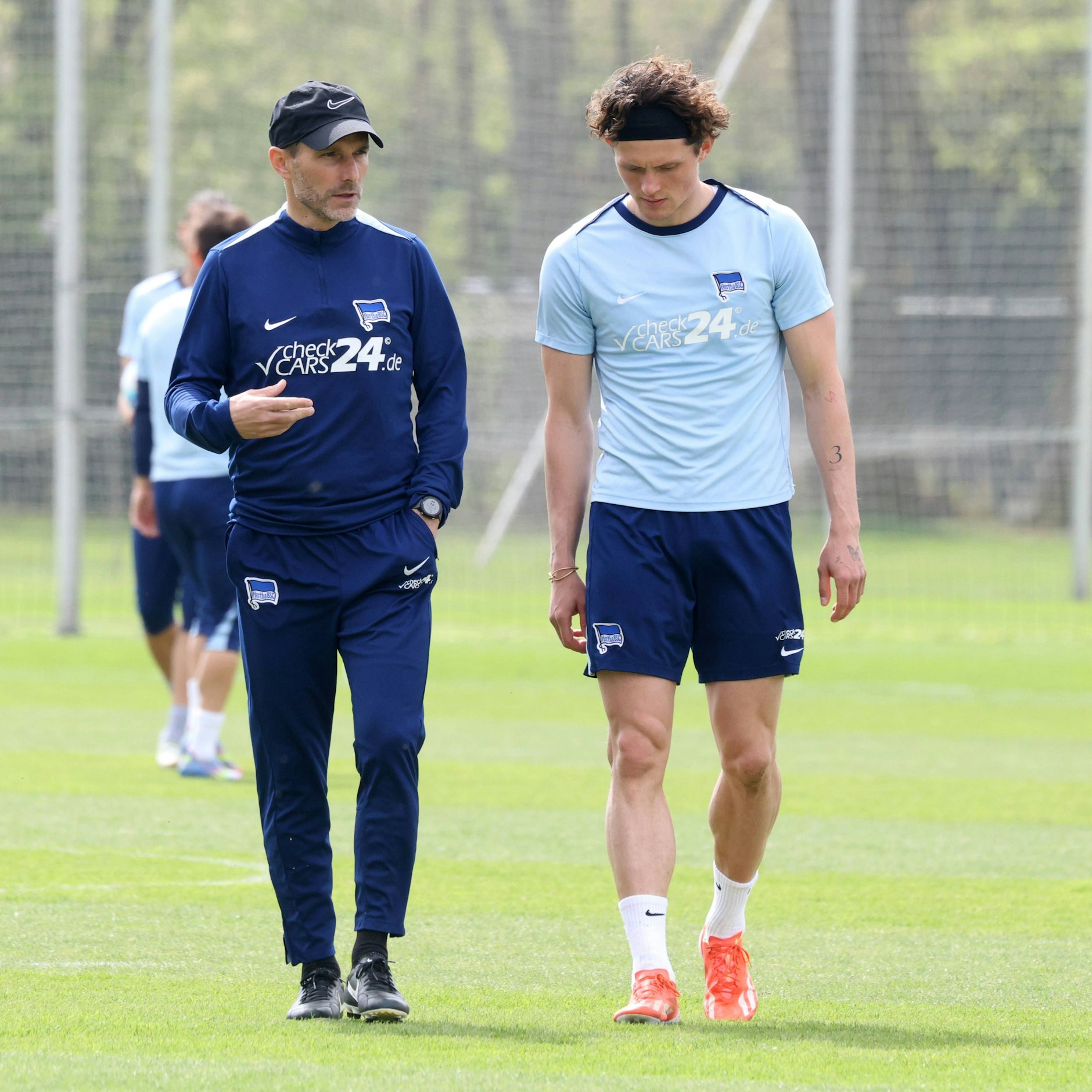 Hertha-Trainer Leitl im Gespräch mit Publikumsliebling Fabian Reese.
