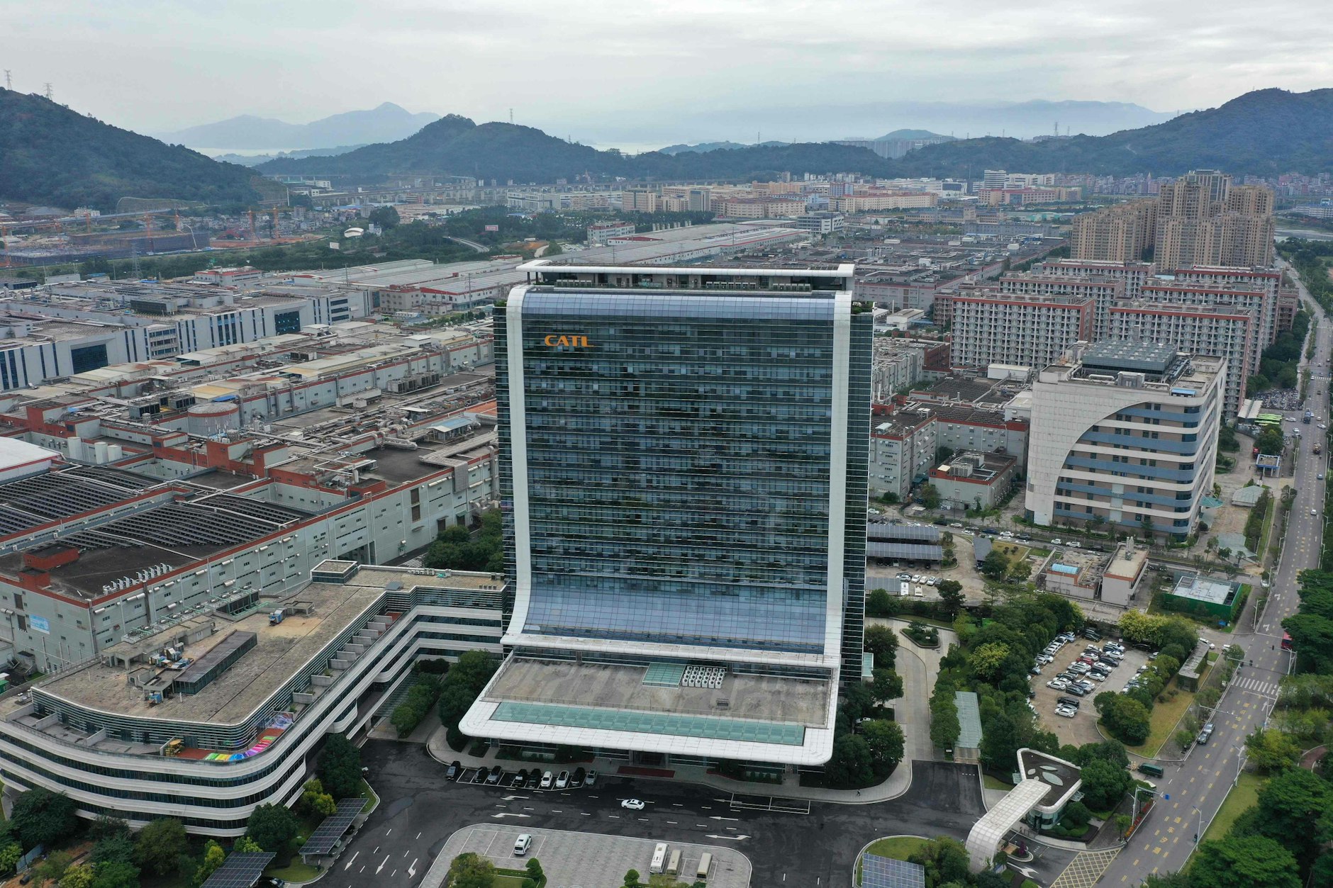 Der weltweit größte Batteriehersteller für Automotive CATL mit seinem Hauptsitz in Fujian. Die Europa-Zentrale liegt im deutschen Thüringen.